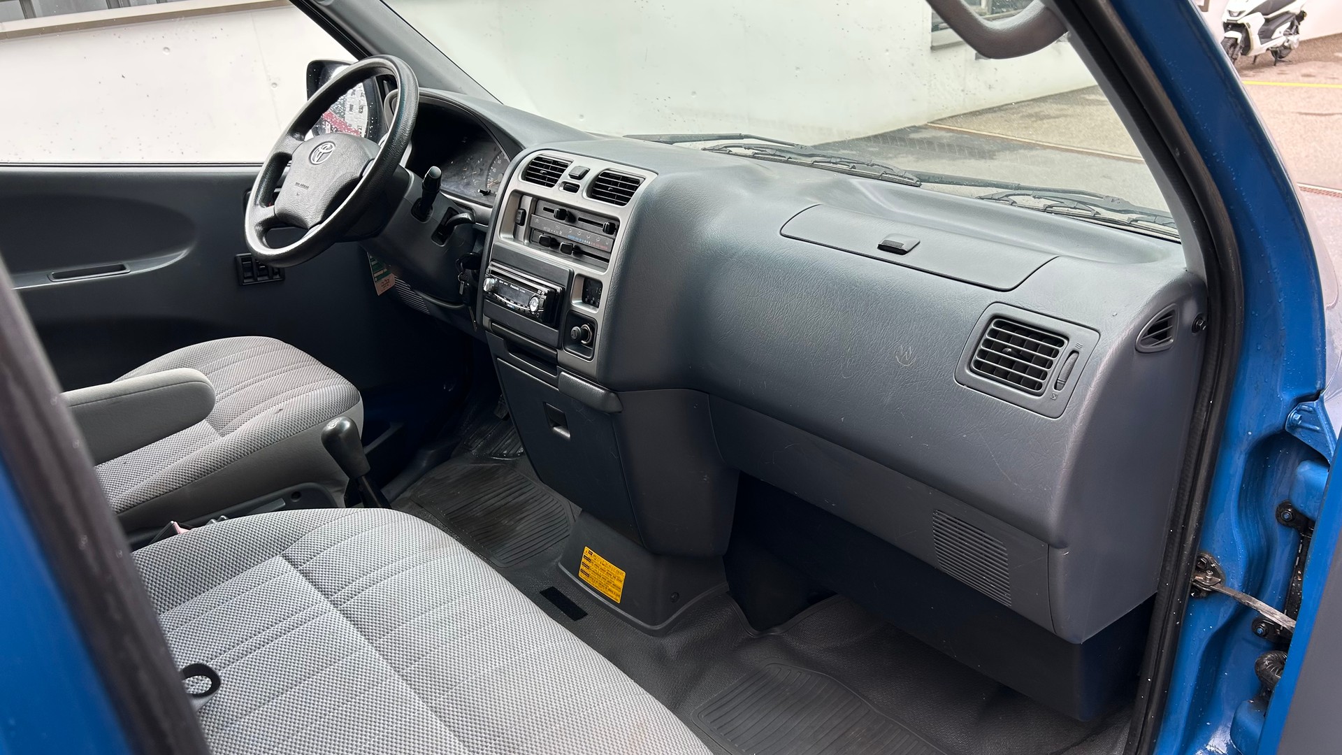 TOYOTA Hiace D-4D Van 4WD SWB-image-5