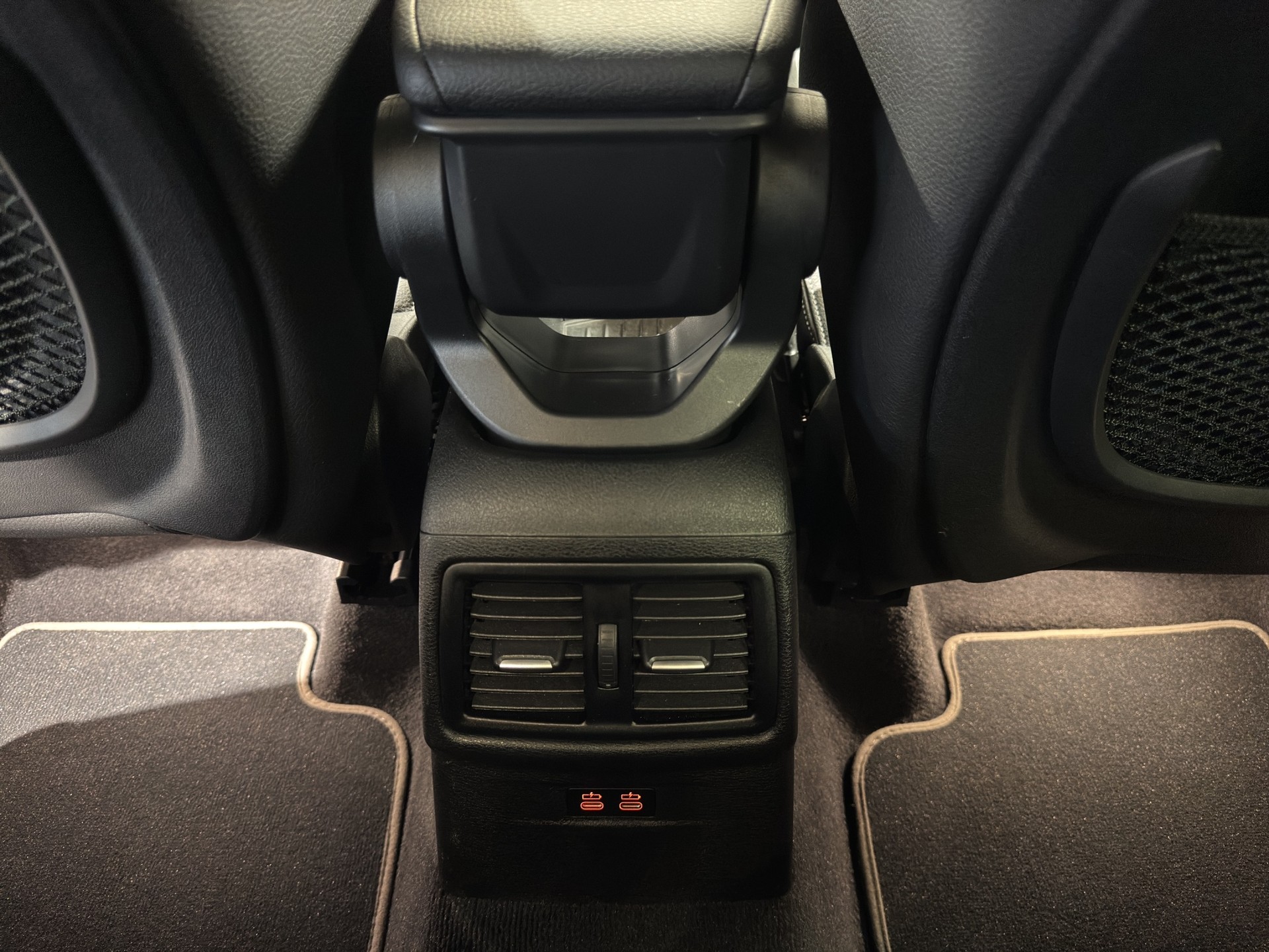 BMW X1 20i xDrive LCI Sport Line-image-9