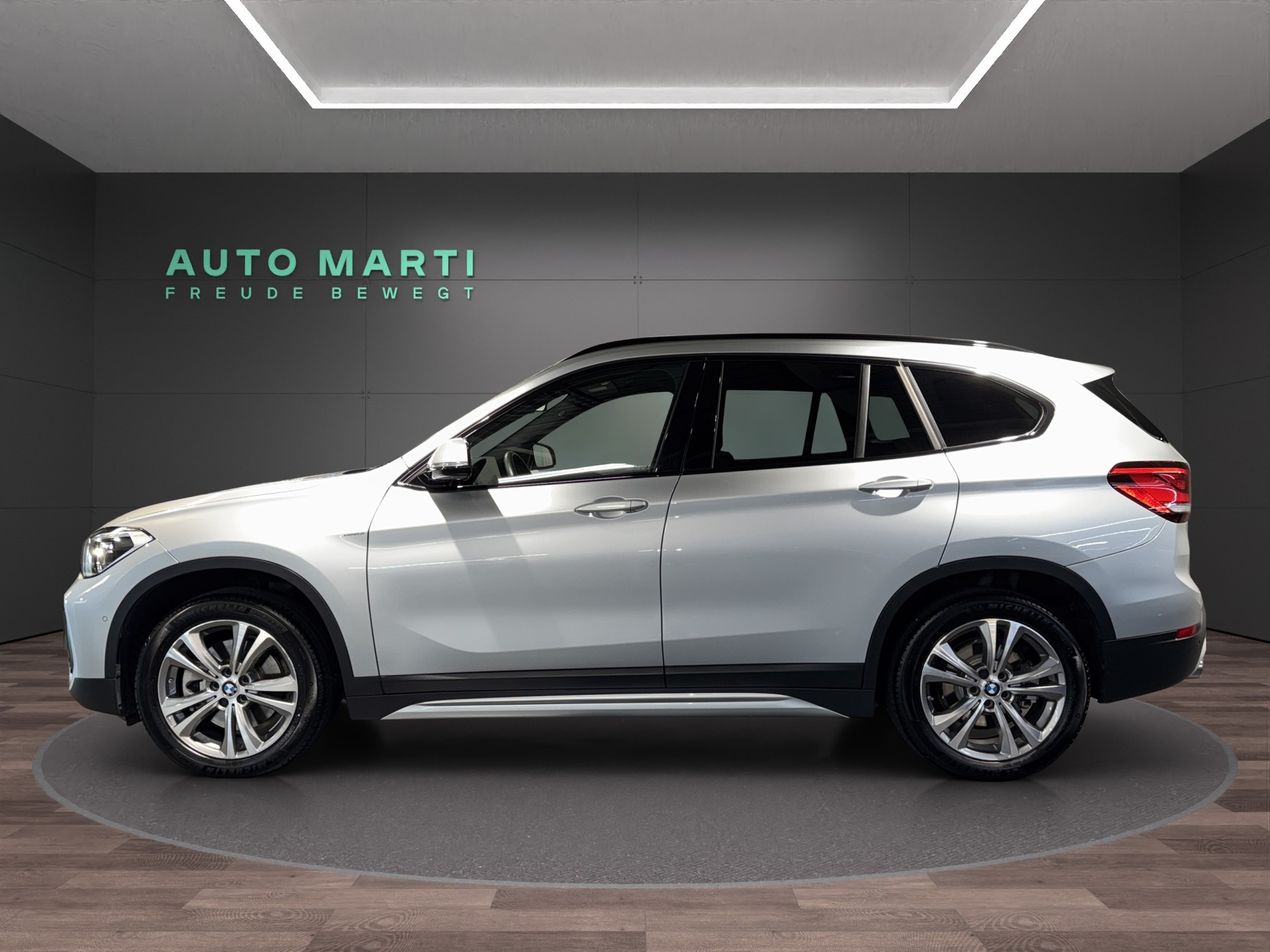 BMW X1 20i xDrive LCI Sport Line-image-1