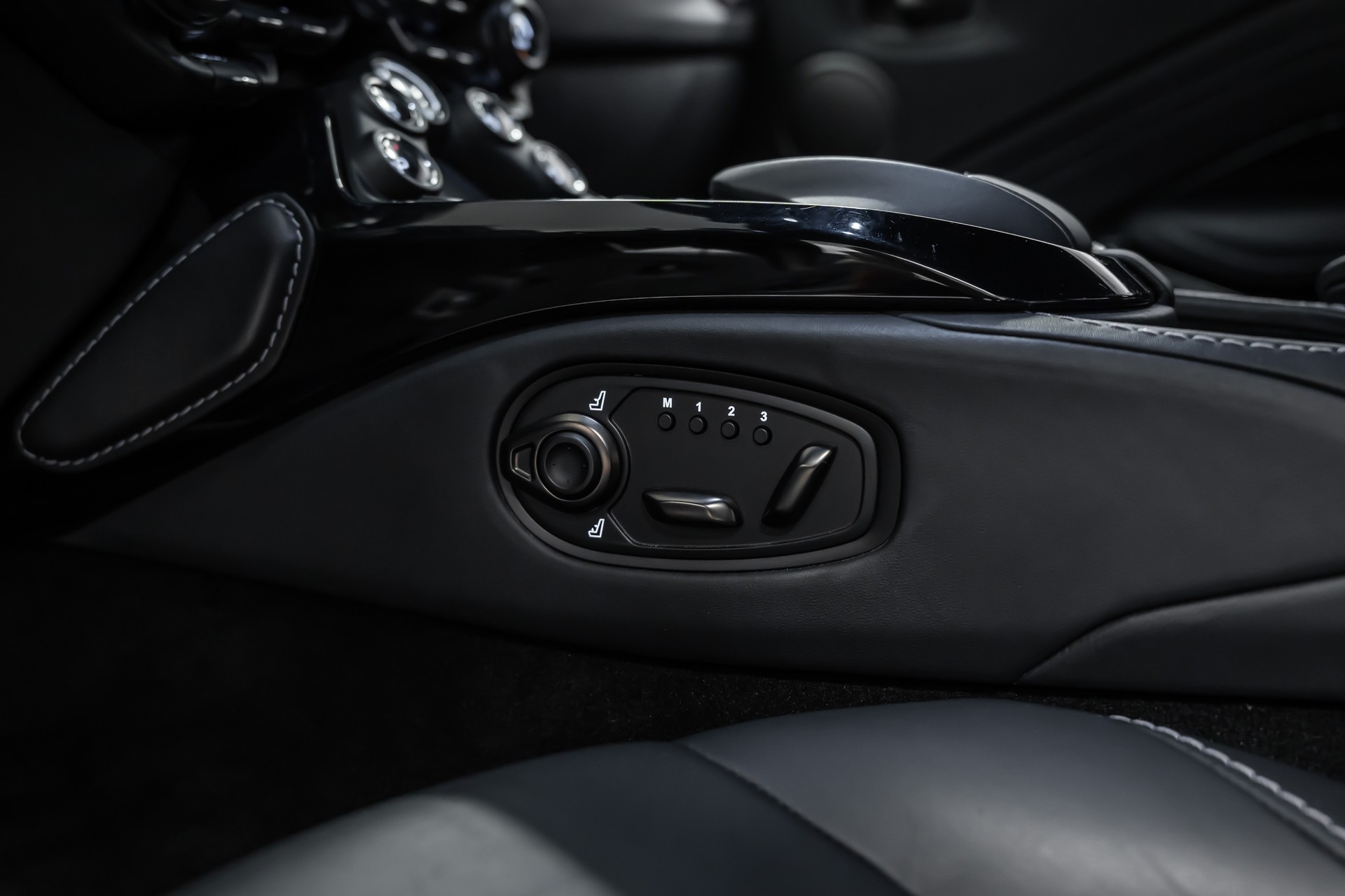 ASTON MARTIN V8 Vantage 4.0 Coupé *Sitzbelüftung*Carbon*360°*21"*-image-15