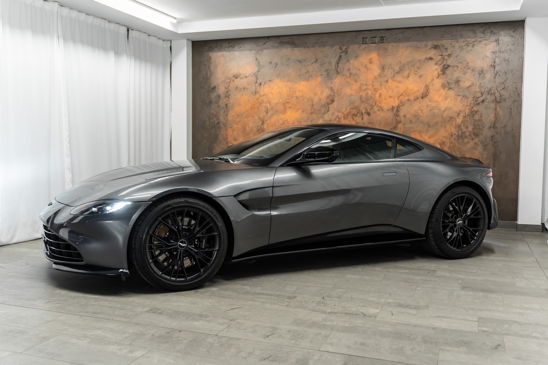 ASTON MARTIN V8 Vantage 4.0 Coupé *Sitzbelüftung*Carbon*360°*21"*-image-2