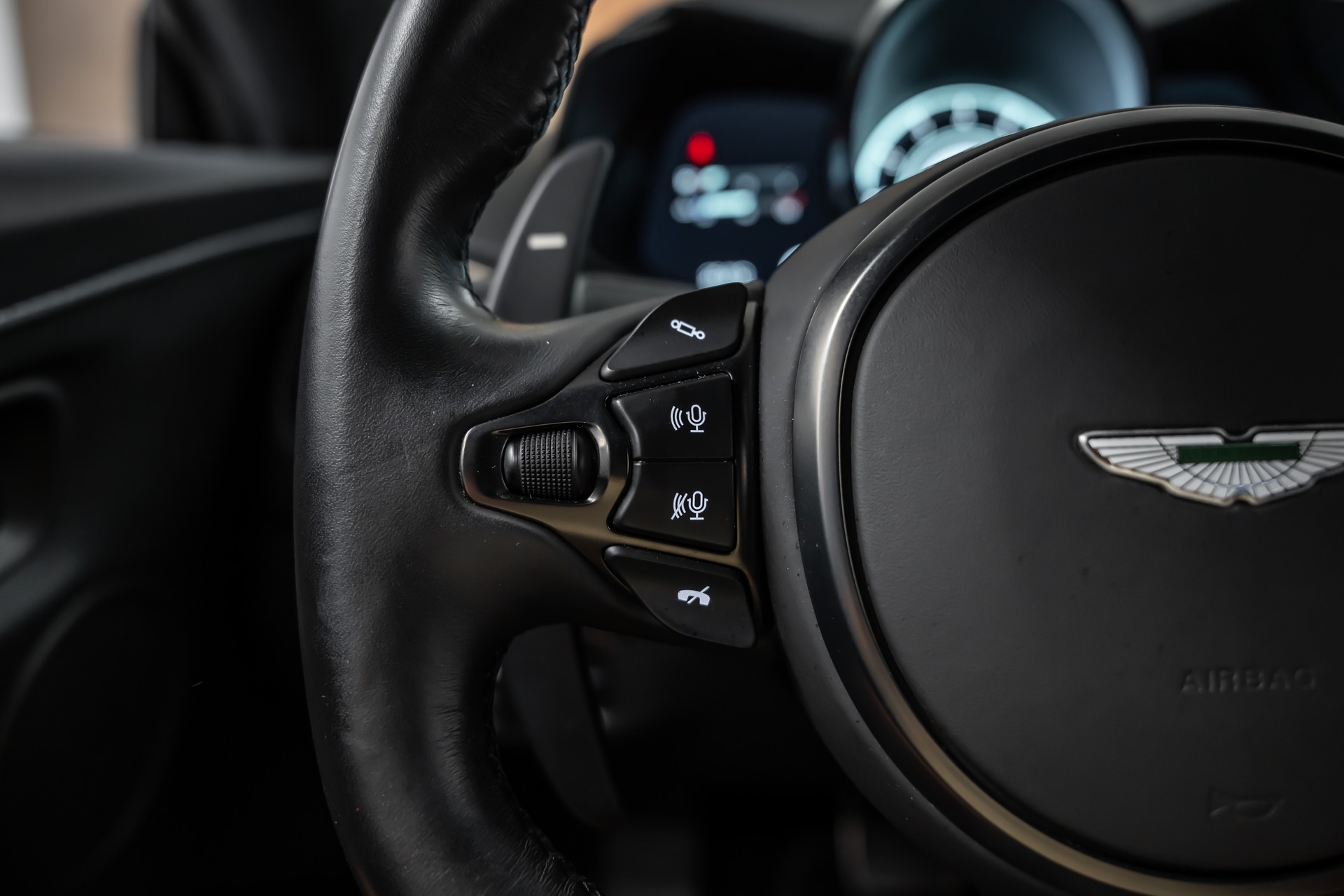 ASTON MARTIN V8 Vantage 4.0 Coupé *Sitzbelüftung*Carbon*360°*21"*-image-17
