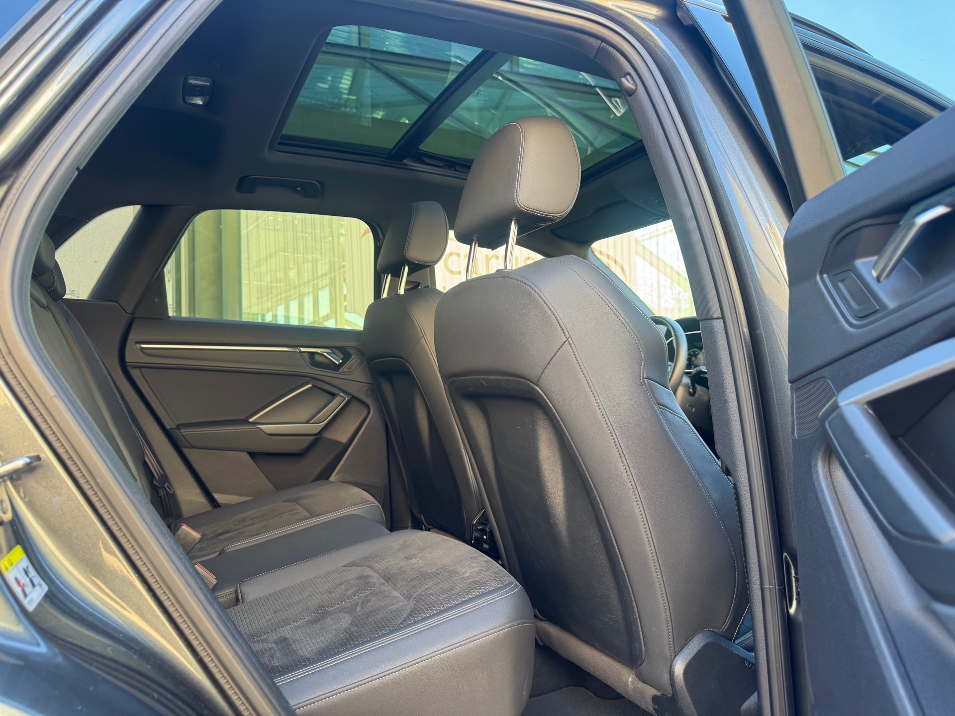AUDI Q3 45 TFSI e S line S-tronic*Anhängerkupplung*Panoramadach*-image-9