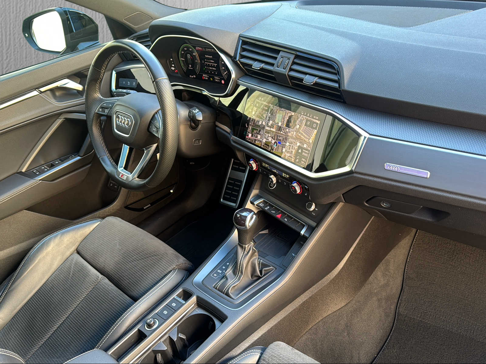 AUDI Q3 45 TFSI e S line S-tronic*Anhängerkupplung*Panoramadach*-image-11