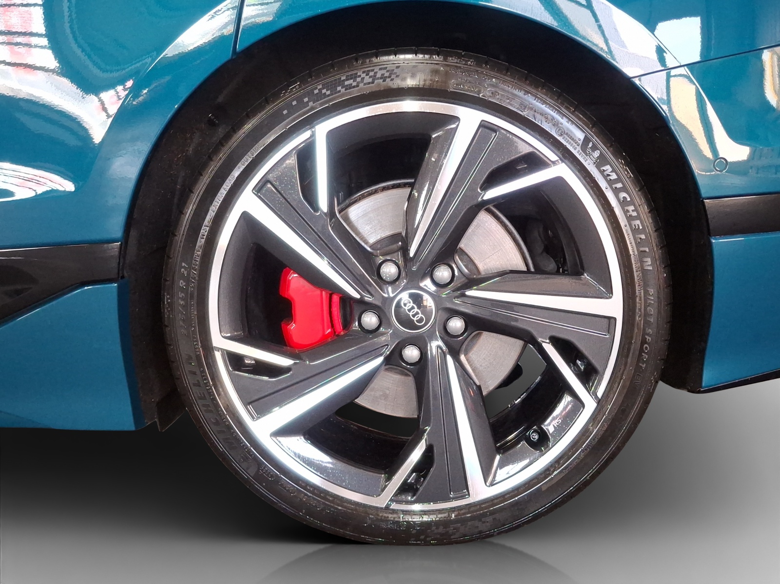 AUDI S6 Avant e-tron quattro-image-14