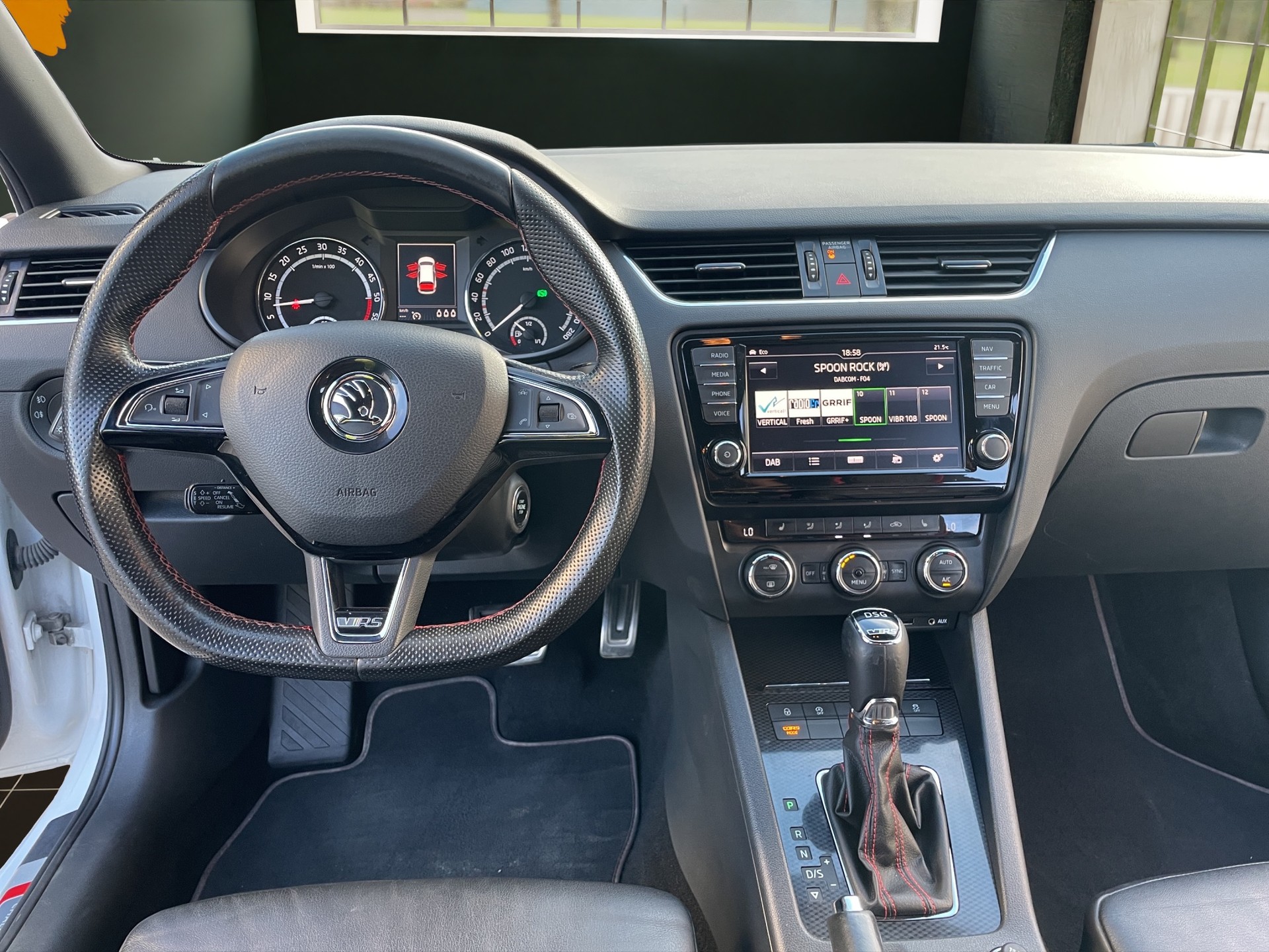 SKODA Octavia Combi 2.0 TDI RS 4x4 DSG-image-11