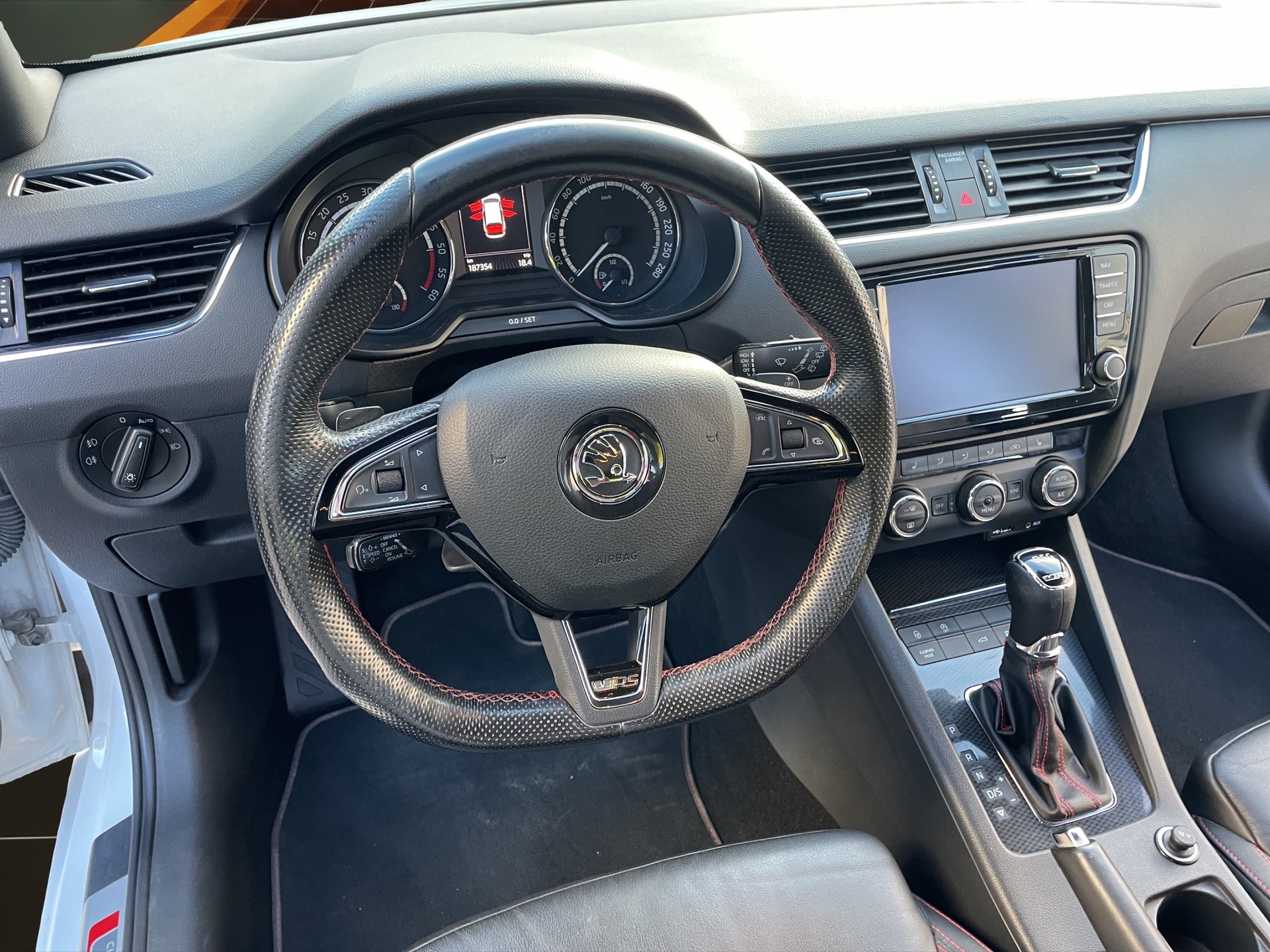 SKODA Octavia Combi 2.0 TDI RS 4x4 DSG-image-10