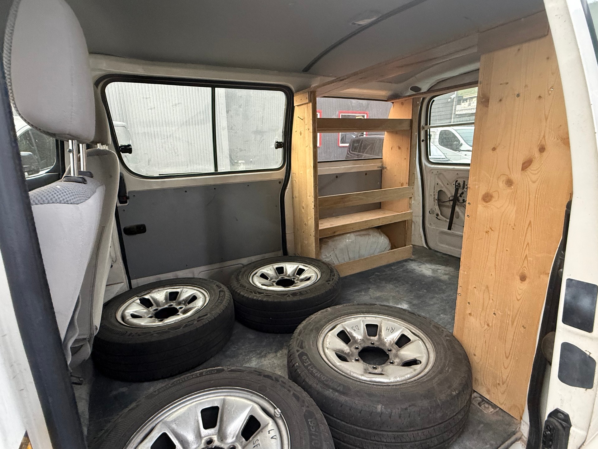 TOYOTA Hiace D-4D Van 4WD SWB-image-4