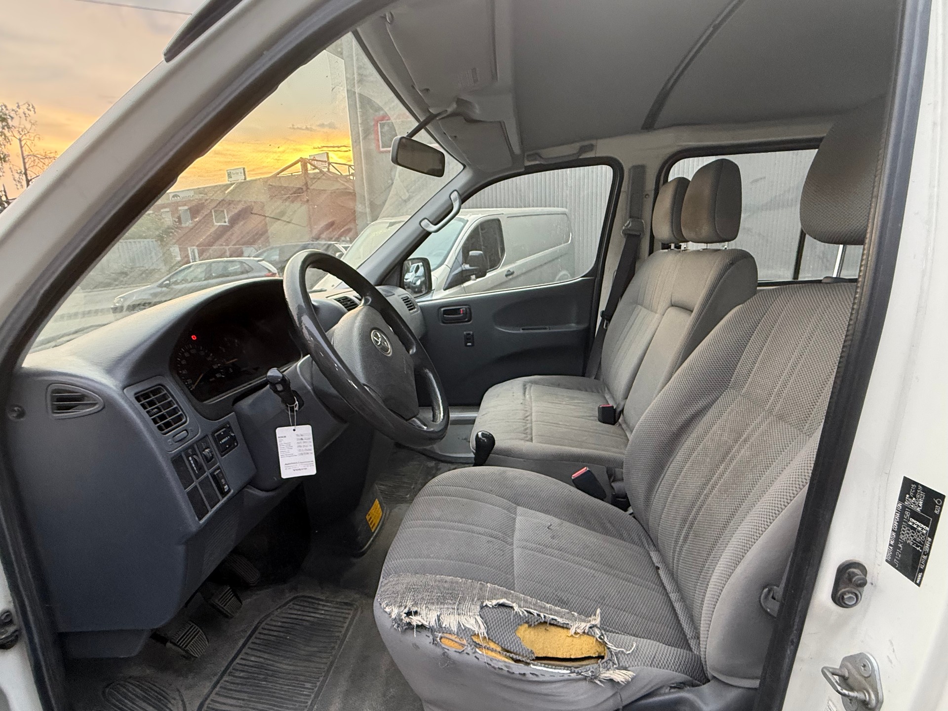 TOYOTA Hiace D-4D Van 4WD SWB-image-5