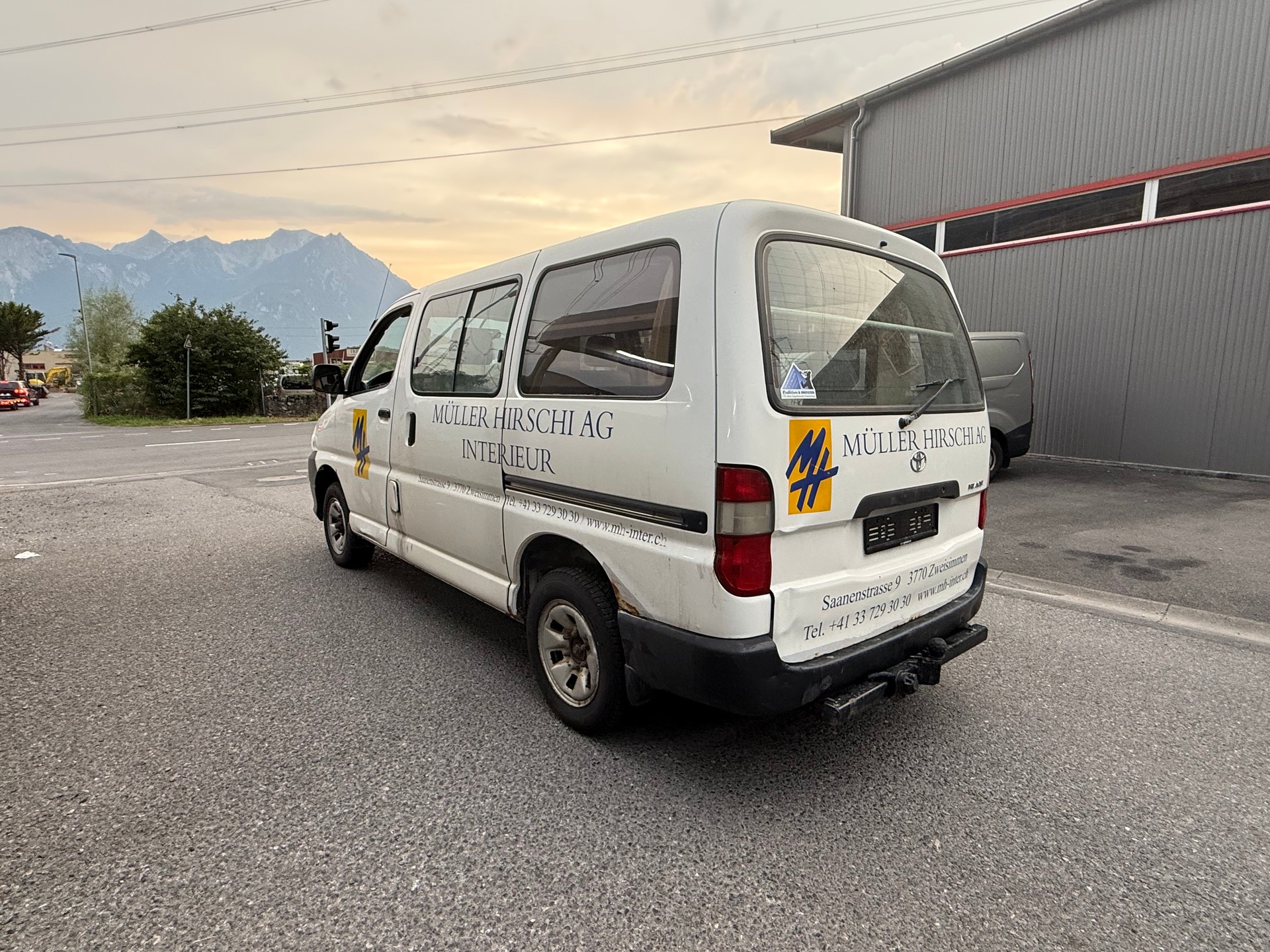 TOYOTA Hiace D-4D Van 4WD SWB-image-3