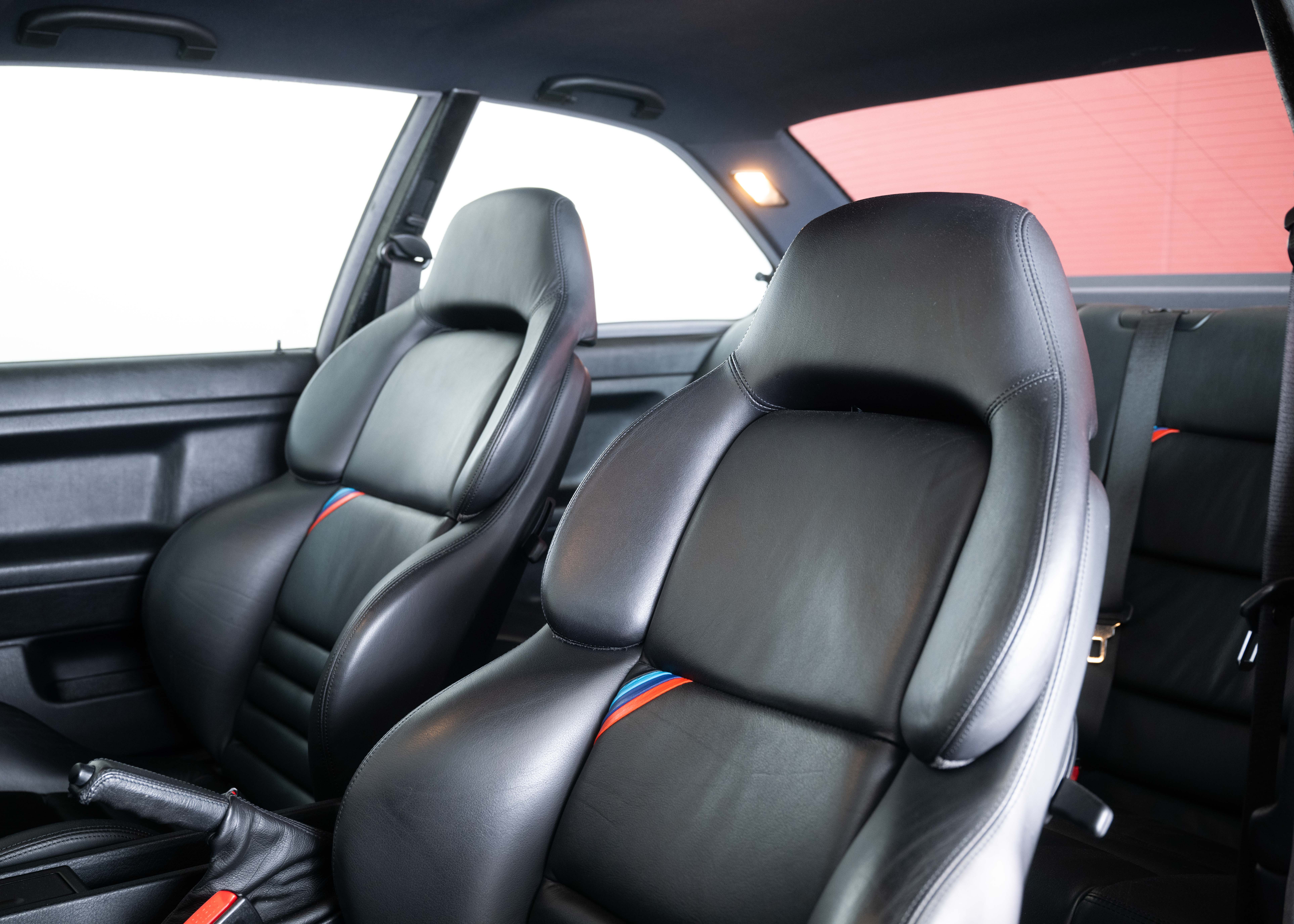 Image BMW M3 M3 Coupé (1st hand Swiss car, certified very low mileage, 100% original, 1st paint, BMW service history, mint condition)
