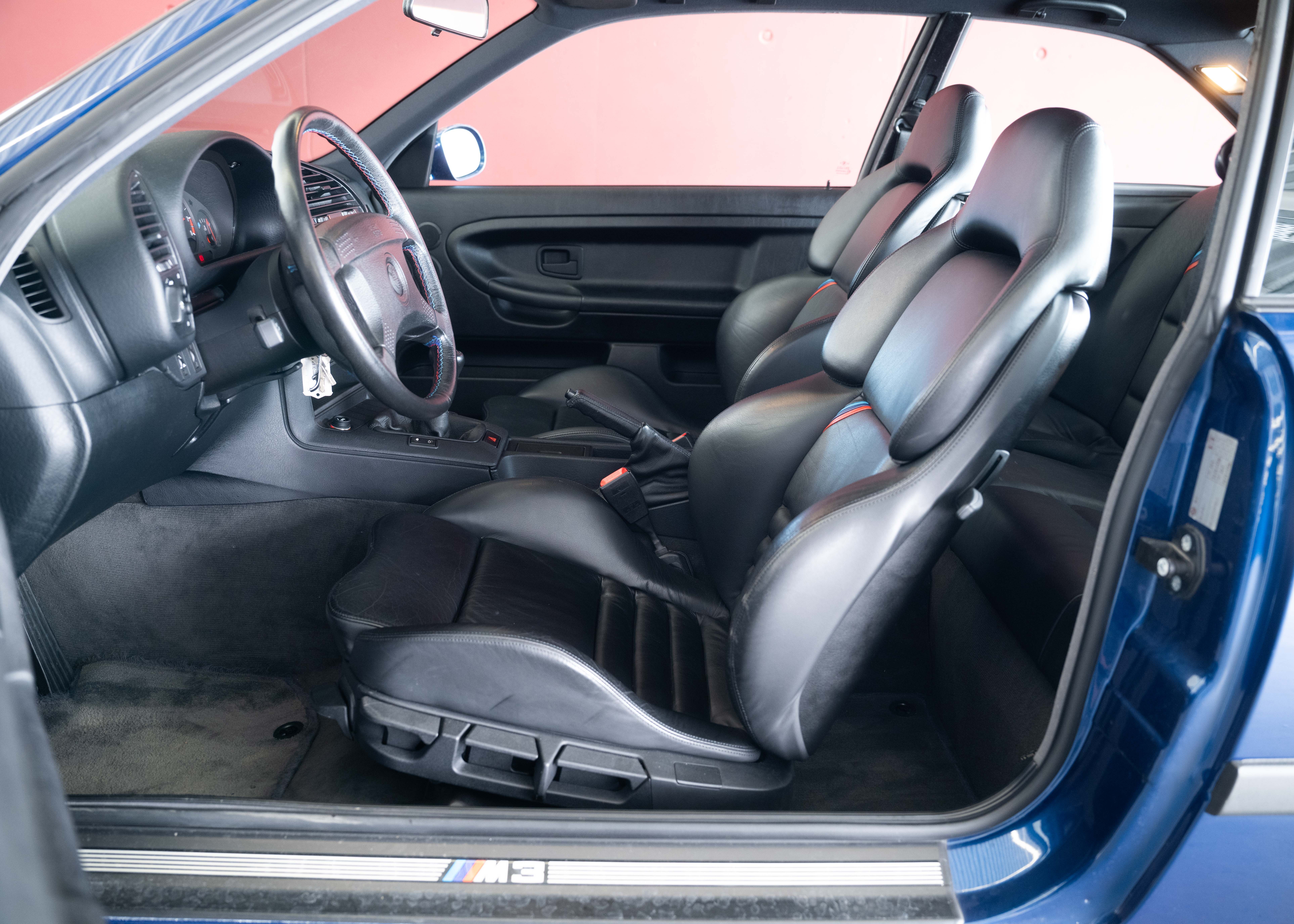 Image BMW M3 M3 Coupé (1st hand Swiss car, certified very low mileage, 100% original, 1st paint, BMW service history, mint condition)
