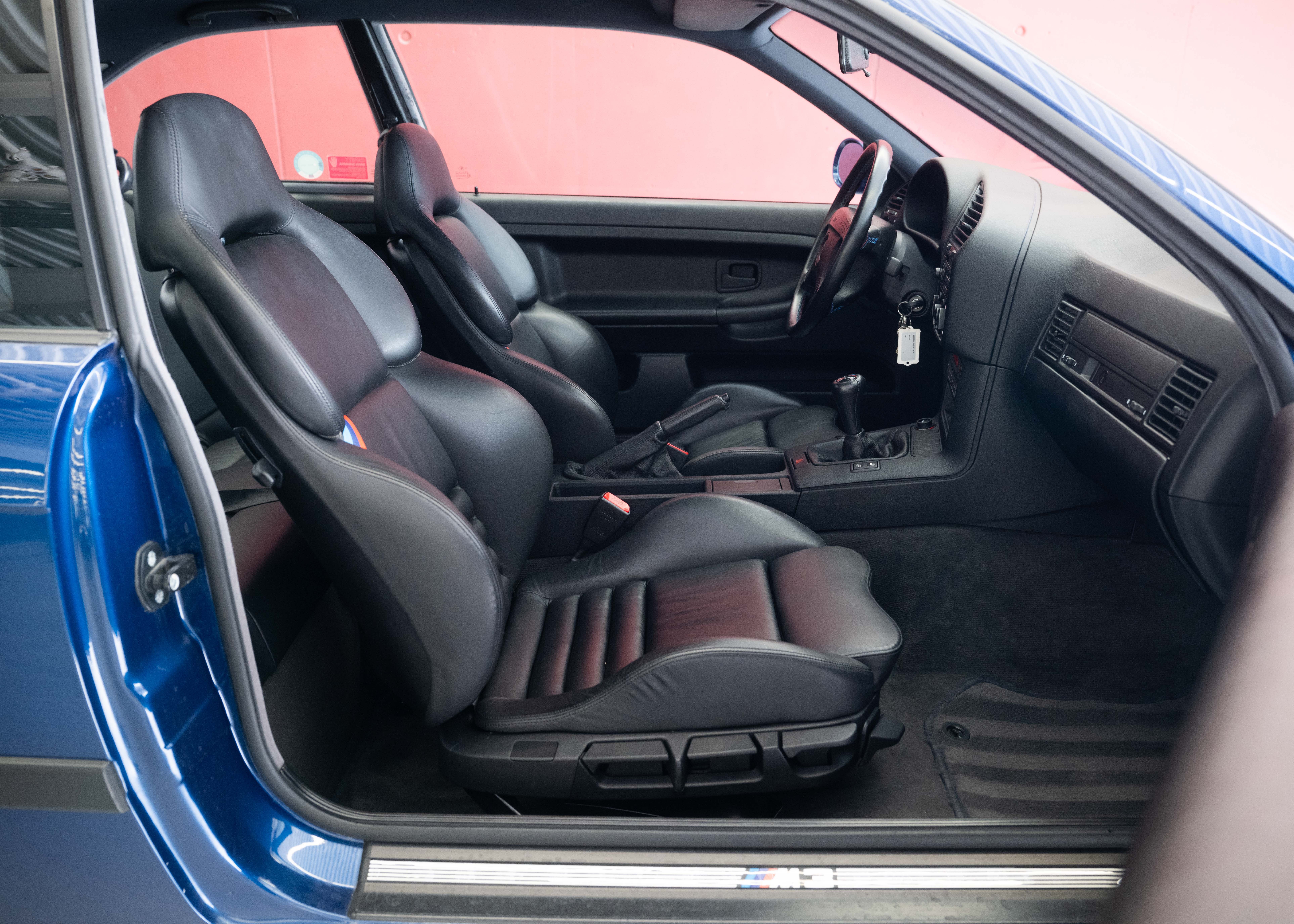 Image BMW M3 M3 Coupé (1st hand Swiss car, certified very low mileage, 100% original, 1st paint, BMW service history, mint condition)