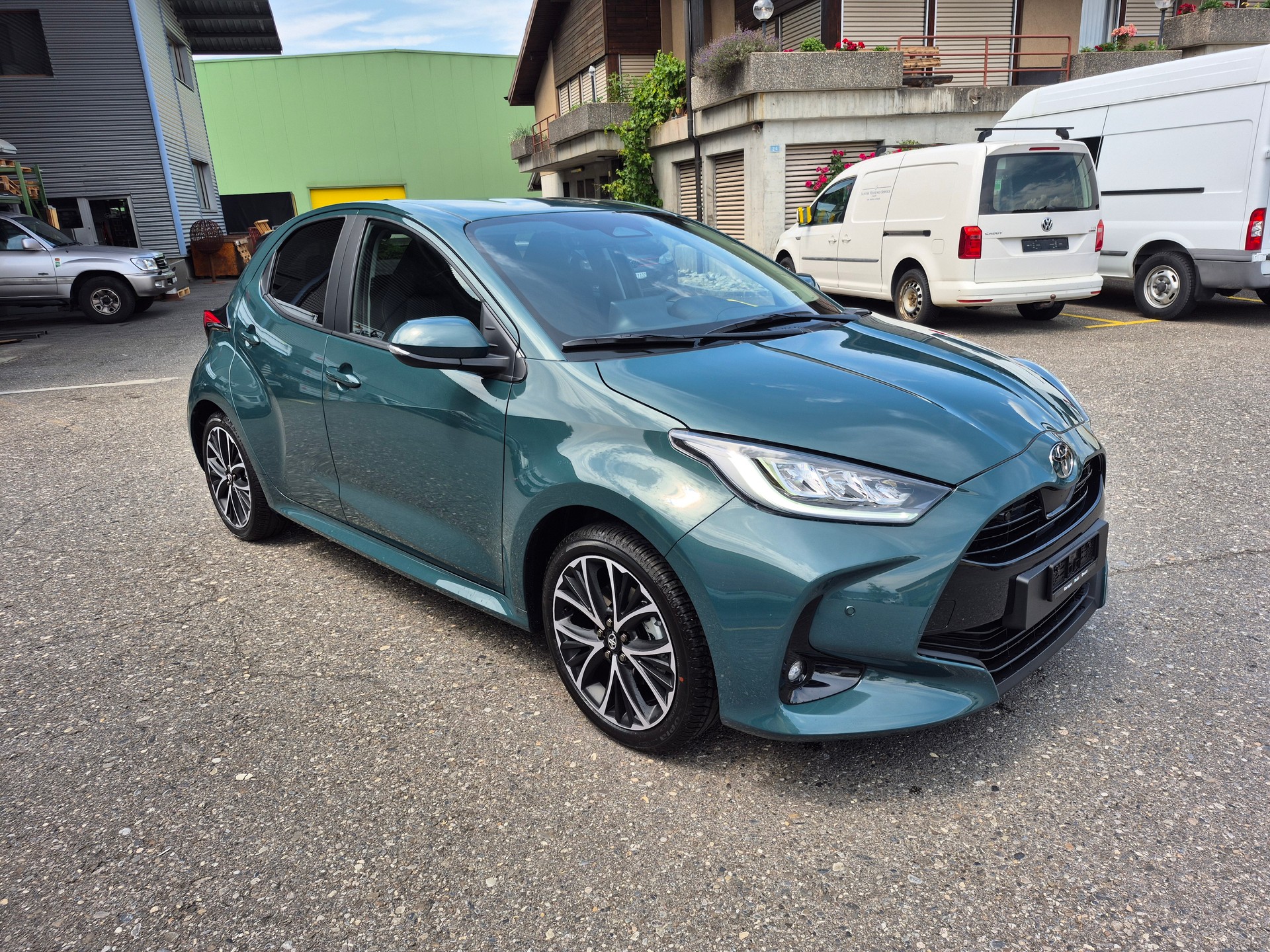 TOYOTA Yaris 1.5 Trend e-CVT-image-2