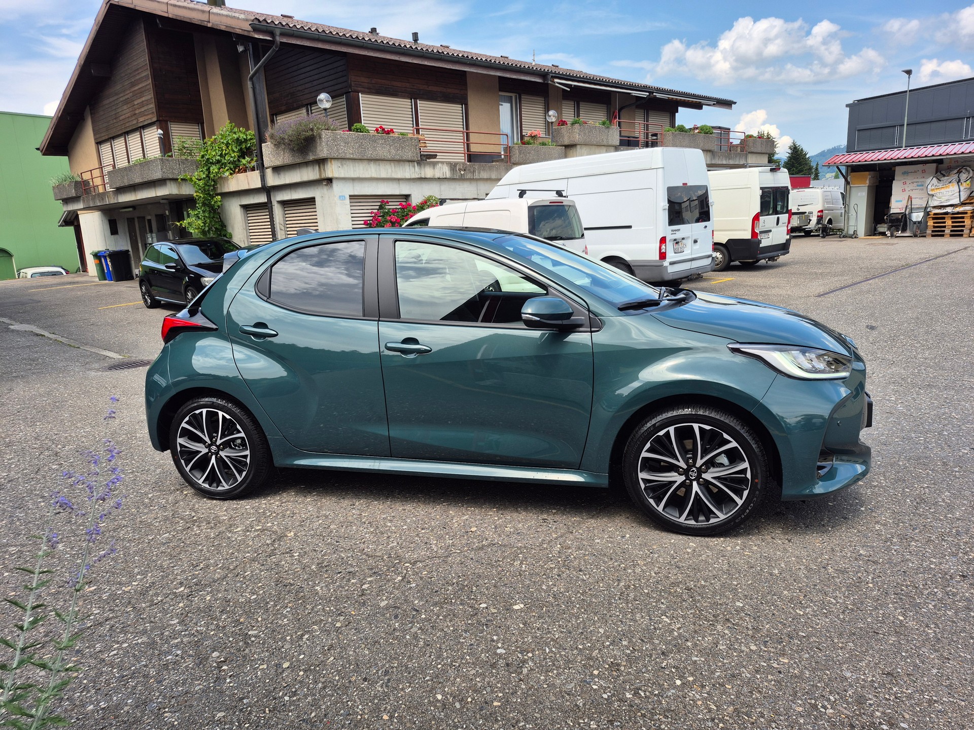 TOYOTA Yaris 1.5 Trend e-CVT-image-3