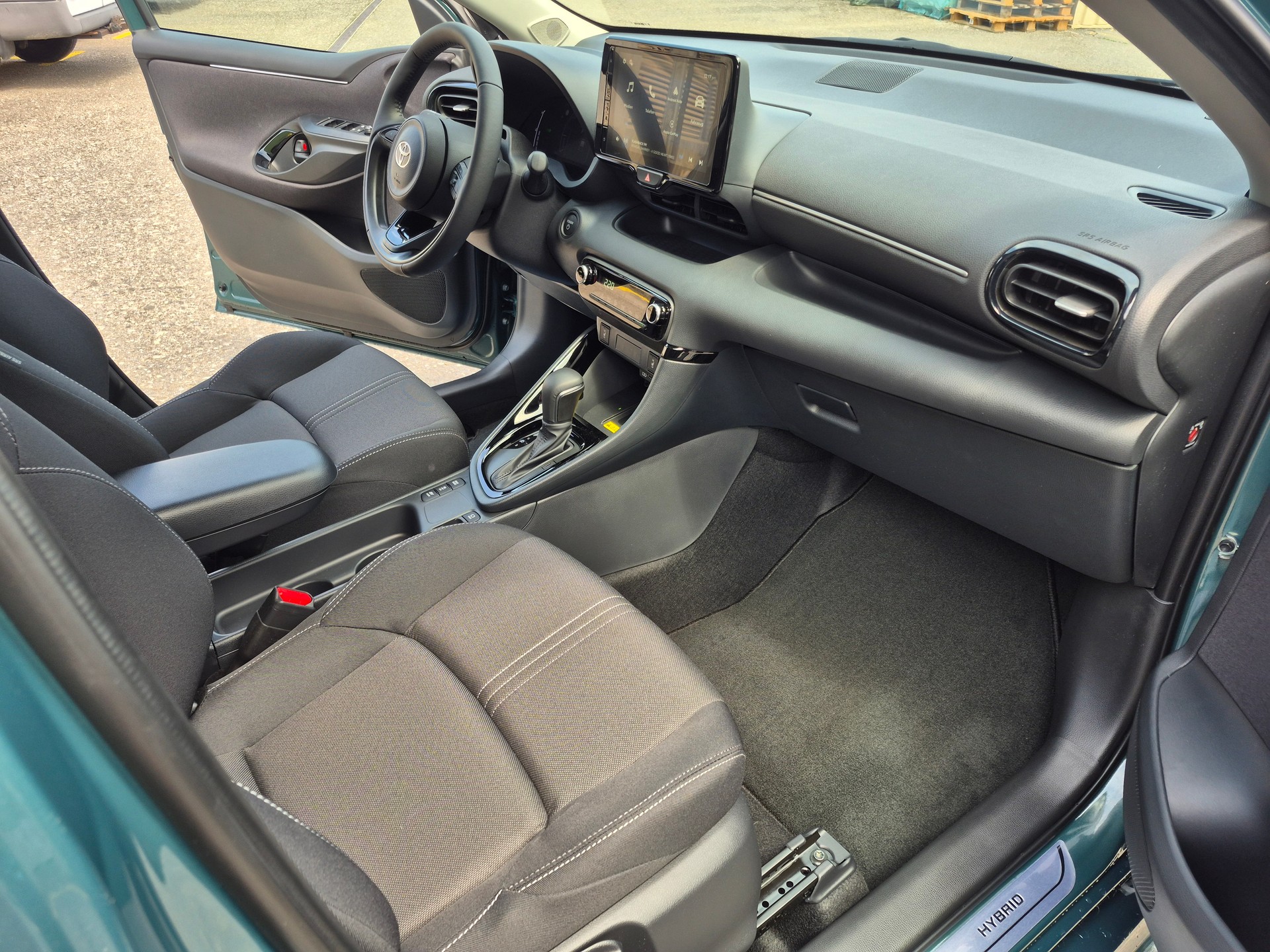 TOYOTA Yaris 1.5 Trend e-CVT-image-12