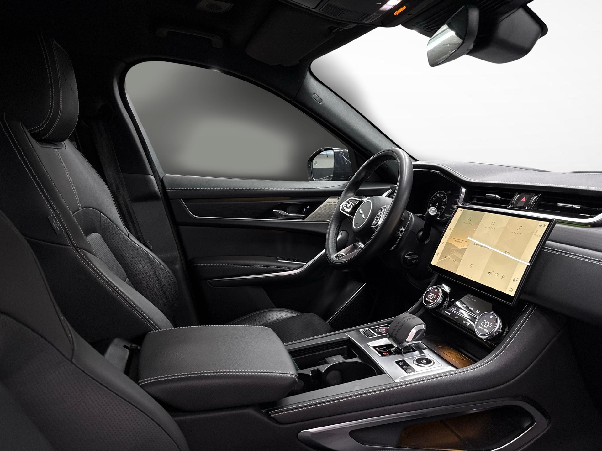 JAGUAR F-Pace 2.0 P400e R-Dynamic SE AWD-image-9