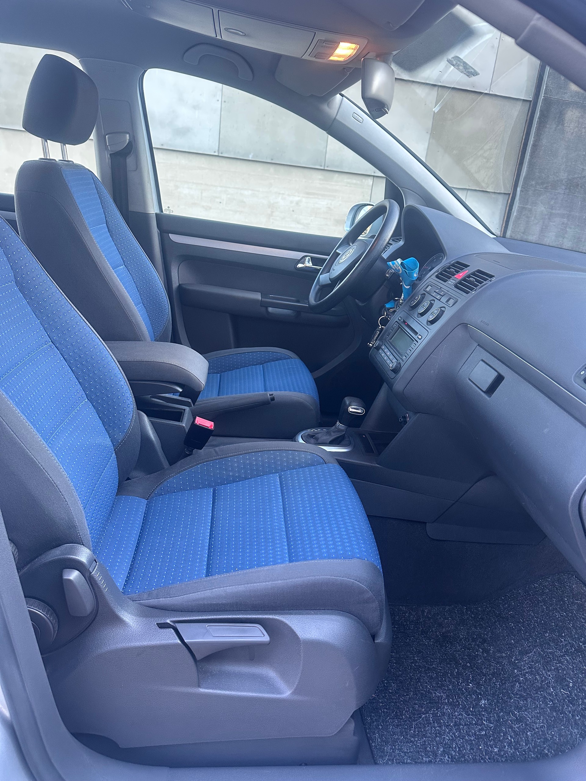 VW Touran 2.0 TDI Highline Automat, Frisch ab MFK, aus 1ster Hand, 8Fach Komplett Räder-image-9