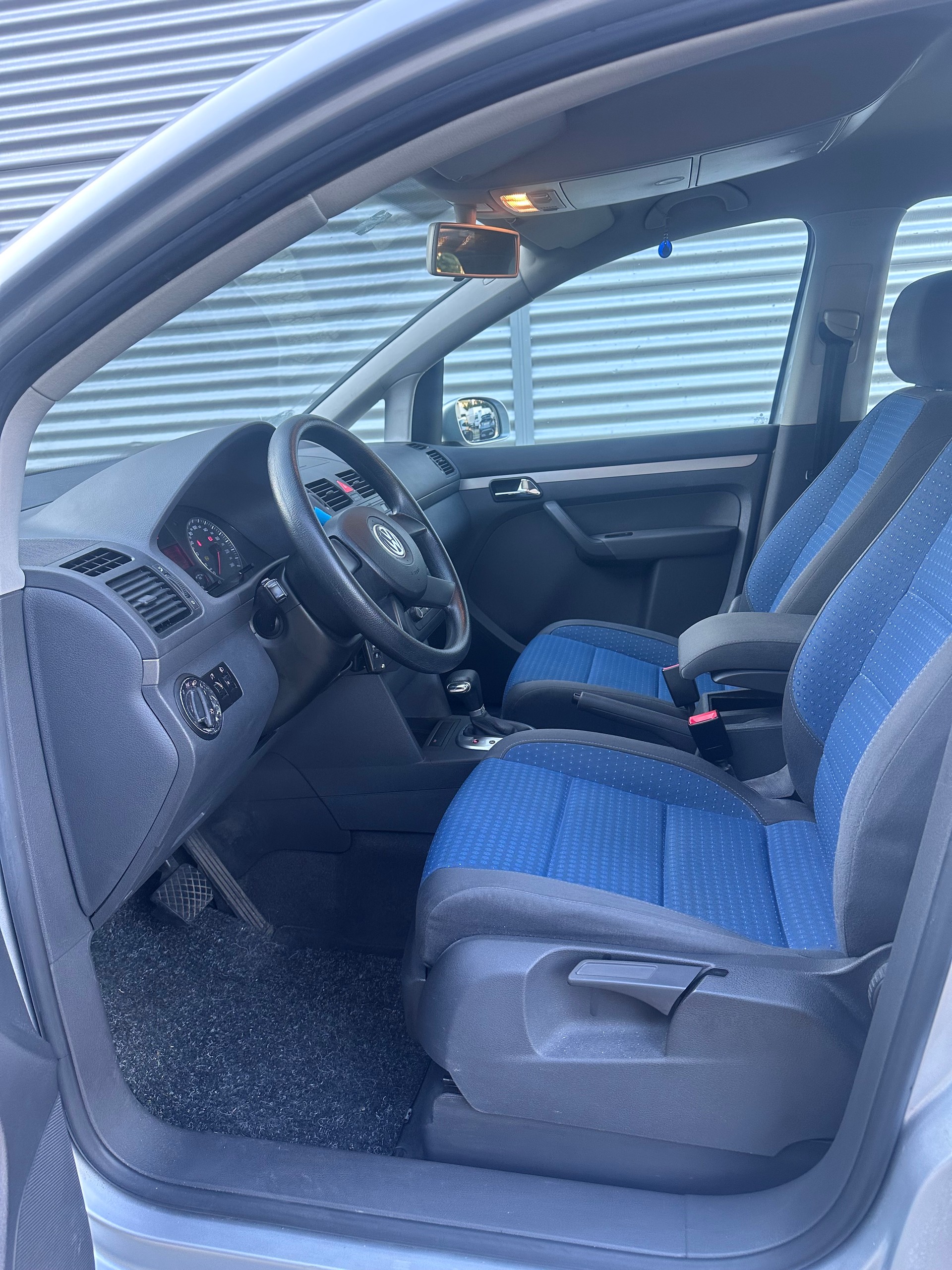 VW Touran 2.0 TDI Highline Automat, Frisch ab MFK, aus 1ster Hand, 8Fach Komplett Räder-image-8