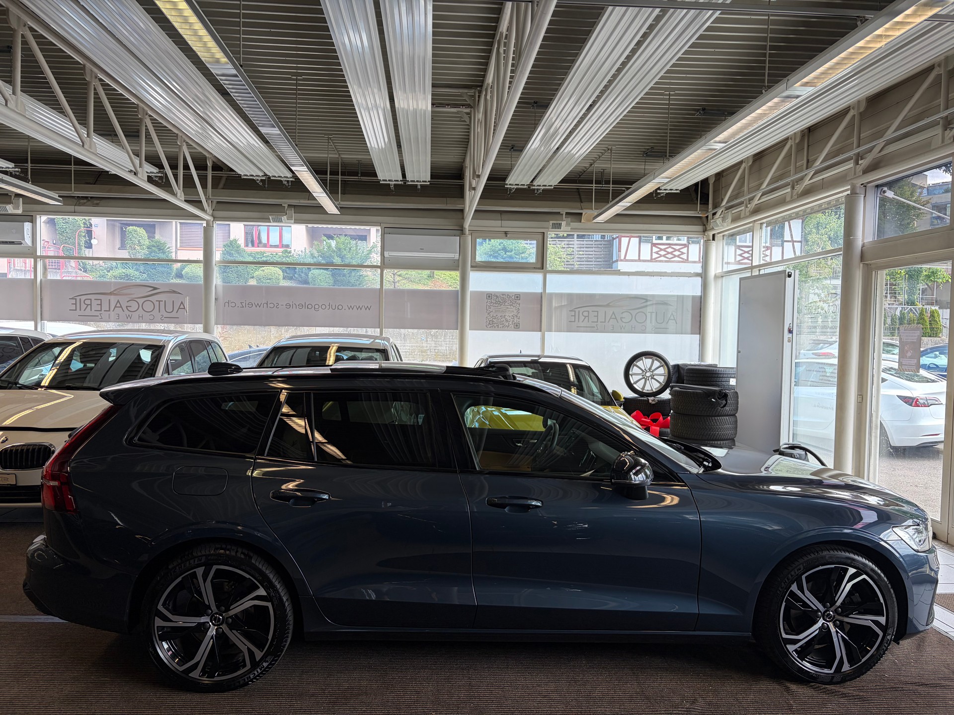 VOLVO V60 B4 Benzin Mild Hybrid Ultra Dark DCT | Sitzklima | B&W Sound | Massage | 360 Kamera | Panorama |-image-29