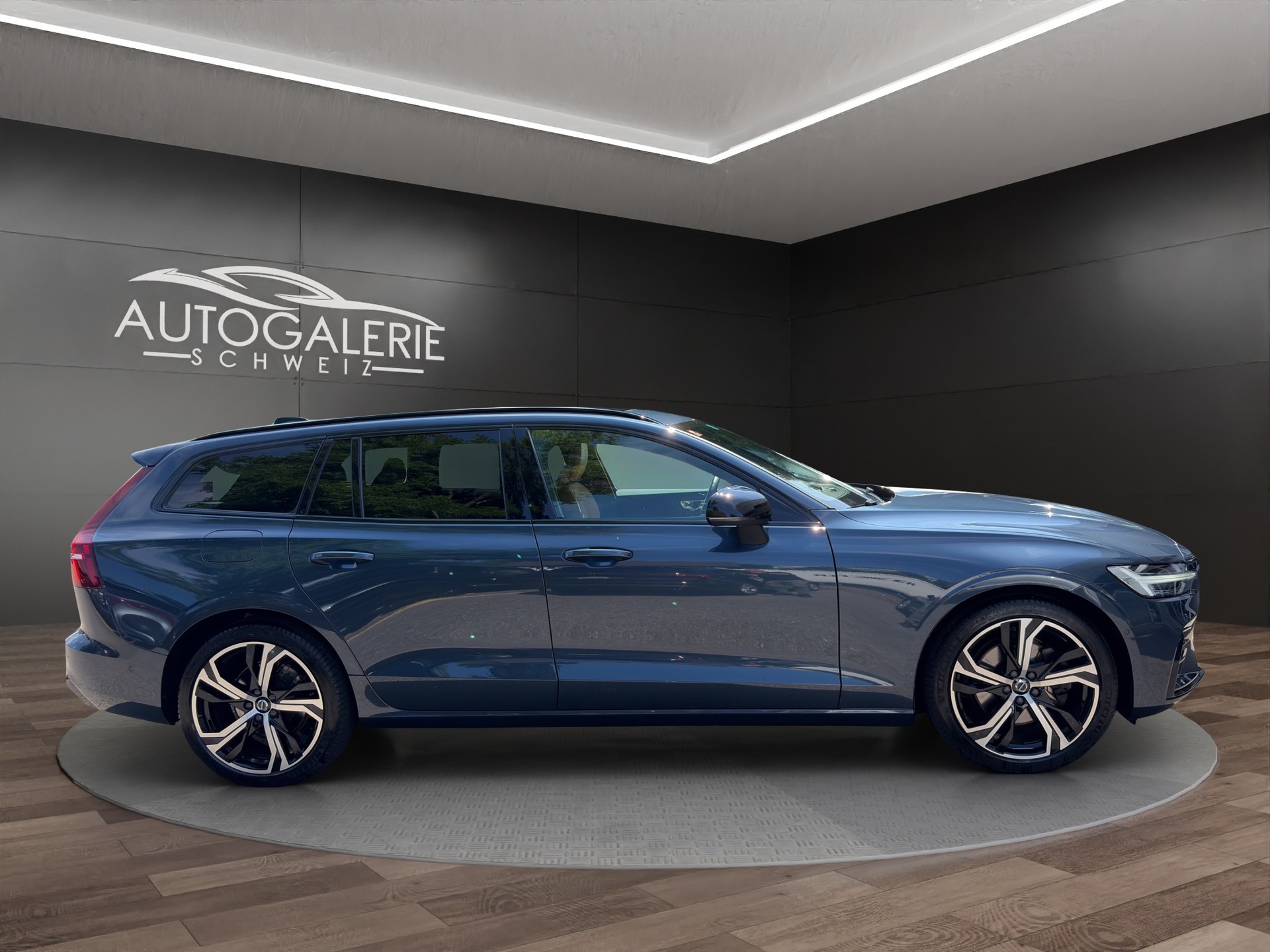 VOLVO V60 B4 Benzin Mild Hybrid Ultra Dark DCT | Sitzklima | B&W Sound | Massage | 360 Kamera | Panorama |-image-5
