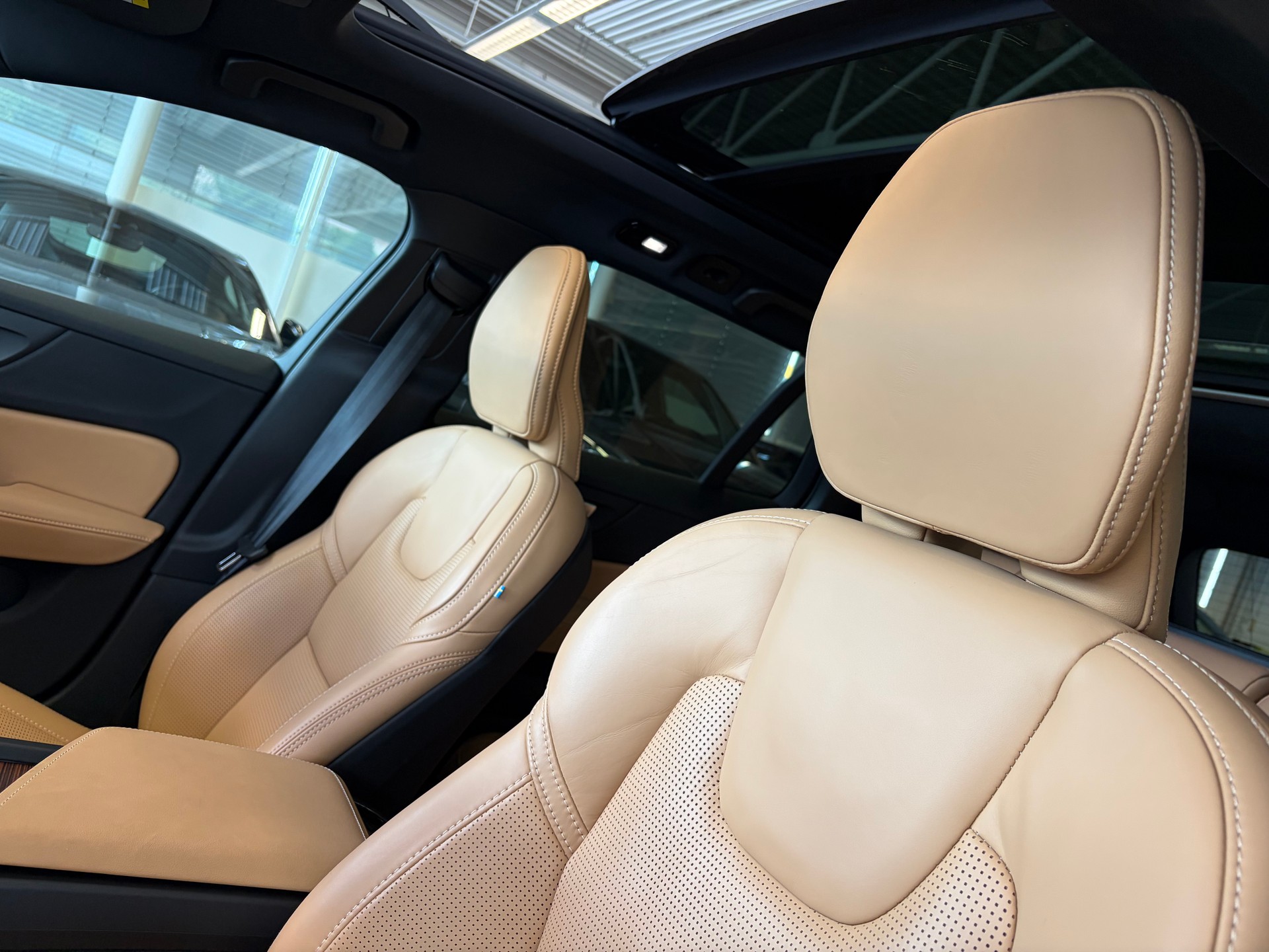 VOLVO V60 B4 Benzin Mild Hybrid Ultra Dark DCT | Sitzklima | B&W Sound | Massage | 360 Kamera | Panorama |-image-12