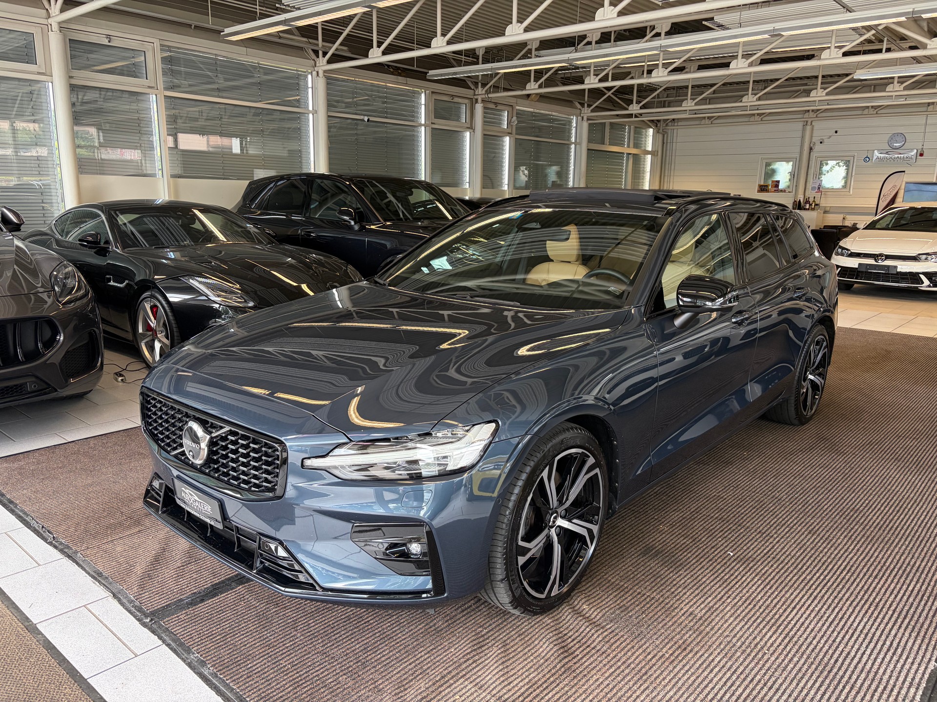 VOLVO V60 B4 Benzin Mild Hybrid Ultra Dark DCT | Sitzklima | B&W Sound | Massage | 360 Kamera | Panorama |-image-8