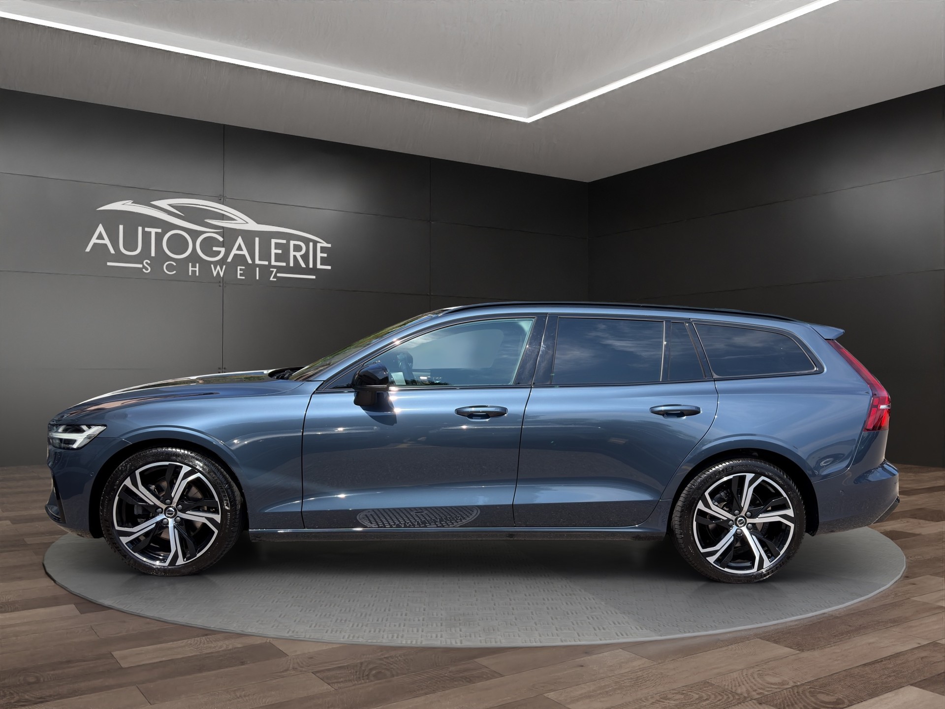 VOLVO V60 B4 Benzin Mild Hybrid Ultra Dark DCT | Sitzklima | B&W Sound | Massage | 360 Kamera | Panorama |-image-1