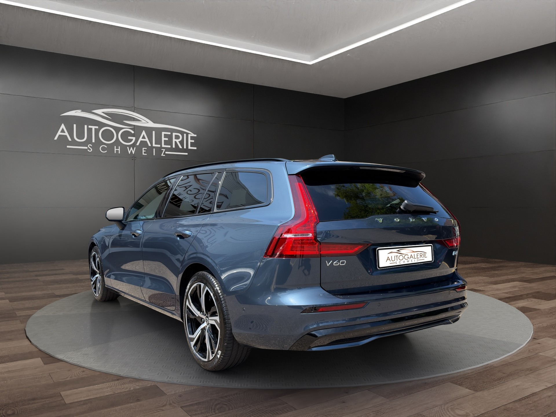 VOLVO V60 B4 Benzin Mild Hybrid Ultra Dark DCT | Sitzklima | B&W Sound | Massage | 360 Kamera | Panorama |-image-2
