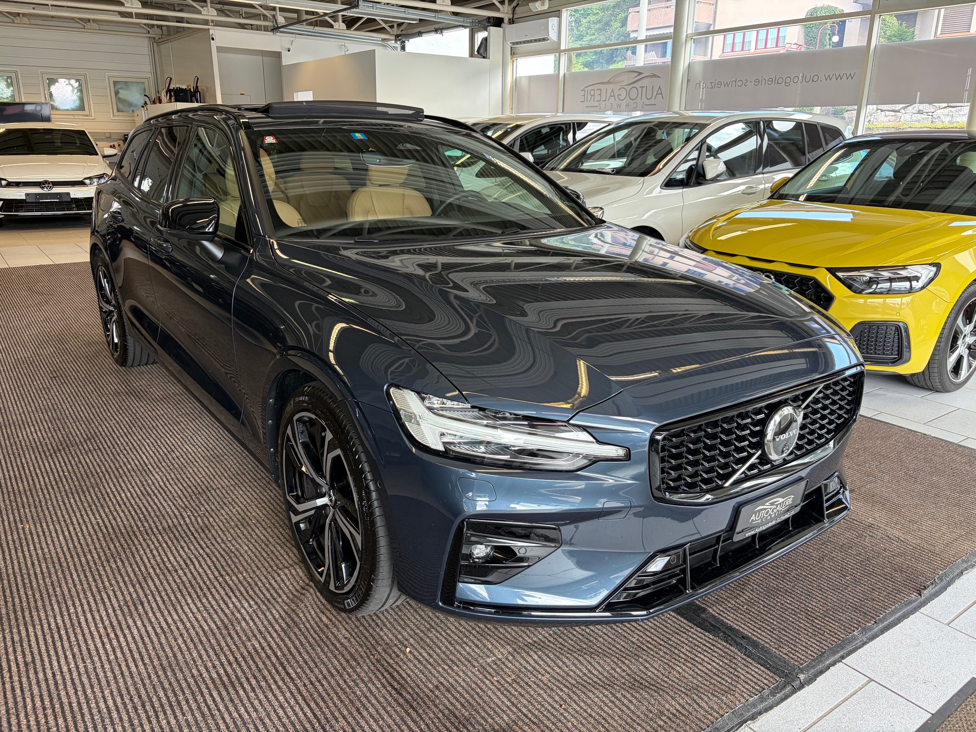 VOLVO V60 B4 Benzin Mild Hybrid Ultra Dark DCT | Sitzklima | B&W Sound | Massage | 360 Kamera | Panorama |-image-33