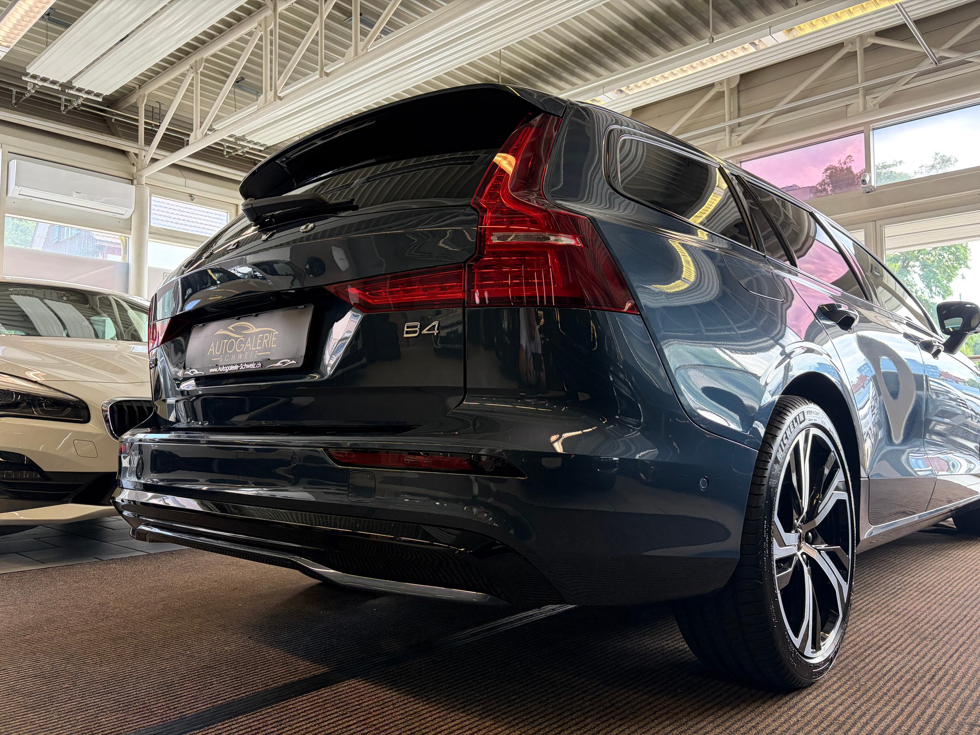 VOLVO V60 B4 Benzin Mild Hybrid Ultra Dark DCT | Sitzklima | B&W Sound | Massage | 360 Kamera | Panorama |-image-27