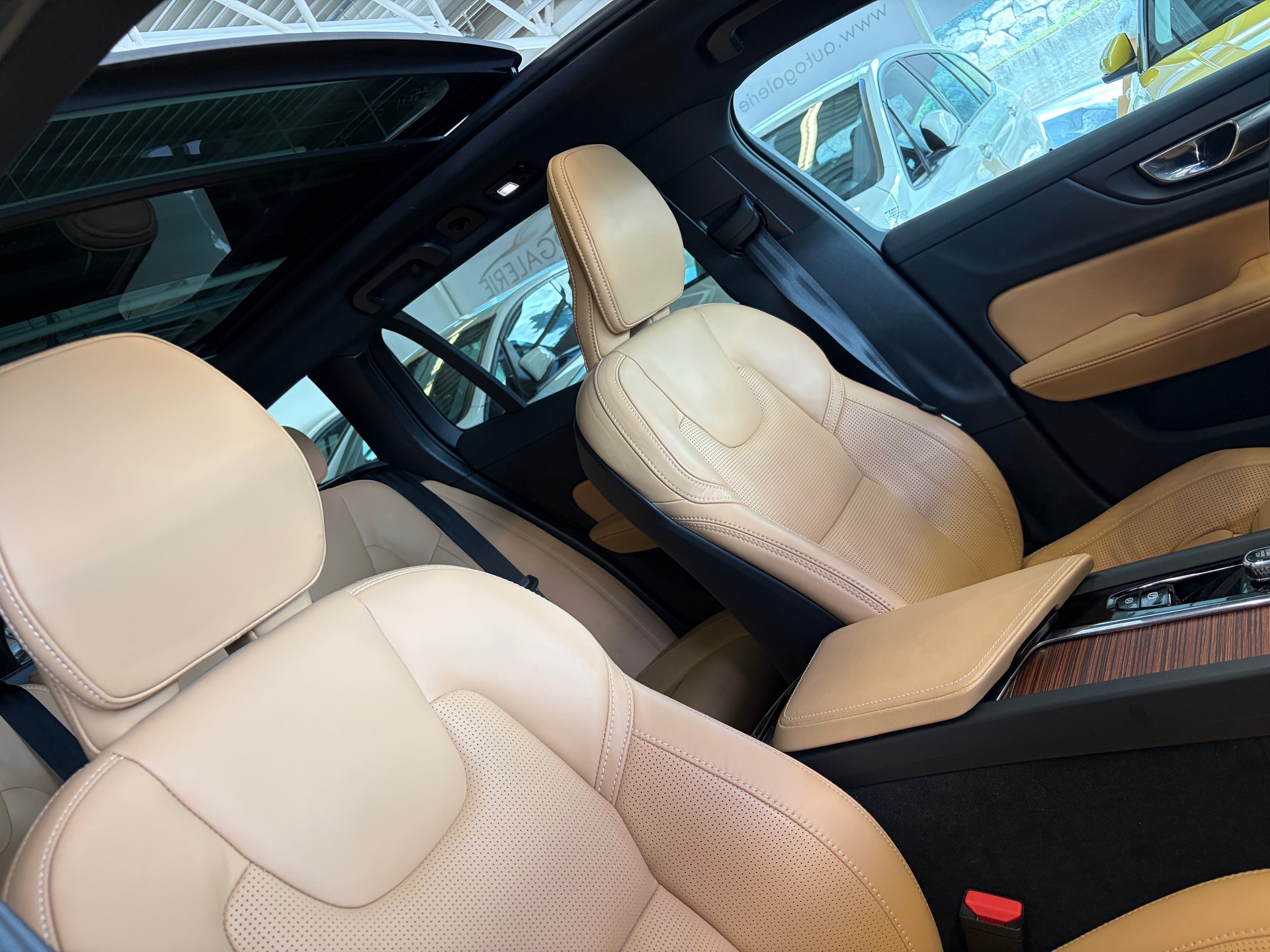 VOLVO V60 B4 Benzin Mild Hybrid Ultra Dark DCT | Sitzklima | B&W Sound | Massage | 360 Kamera | Panorama |-image-32