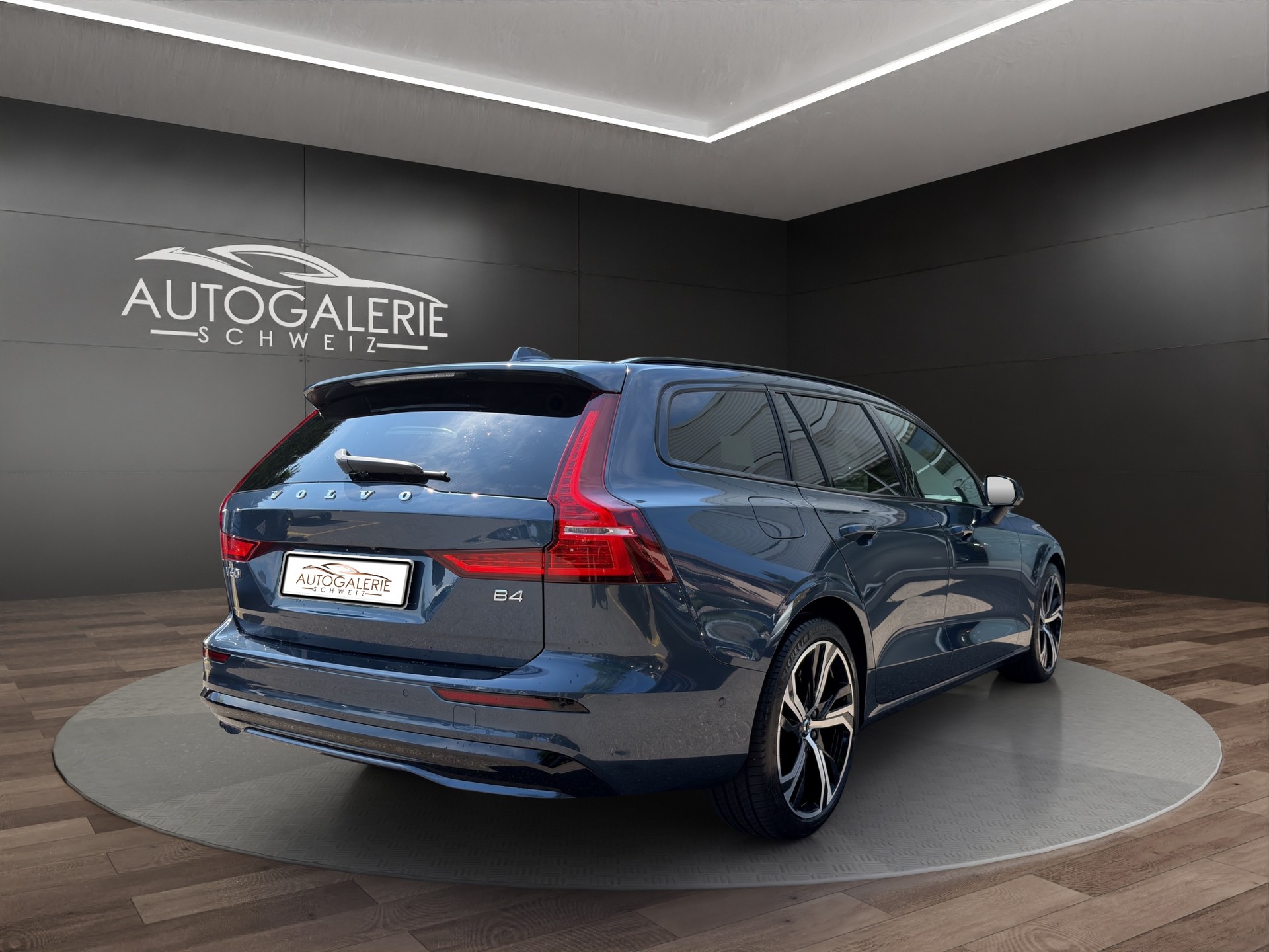 VOLVO V60 B4 Benzin Mild Hybrid Ultra Dark DCT | Sitzklima | B&W Sound | Massage | 360 Kamera | Panorama |-image-4