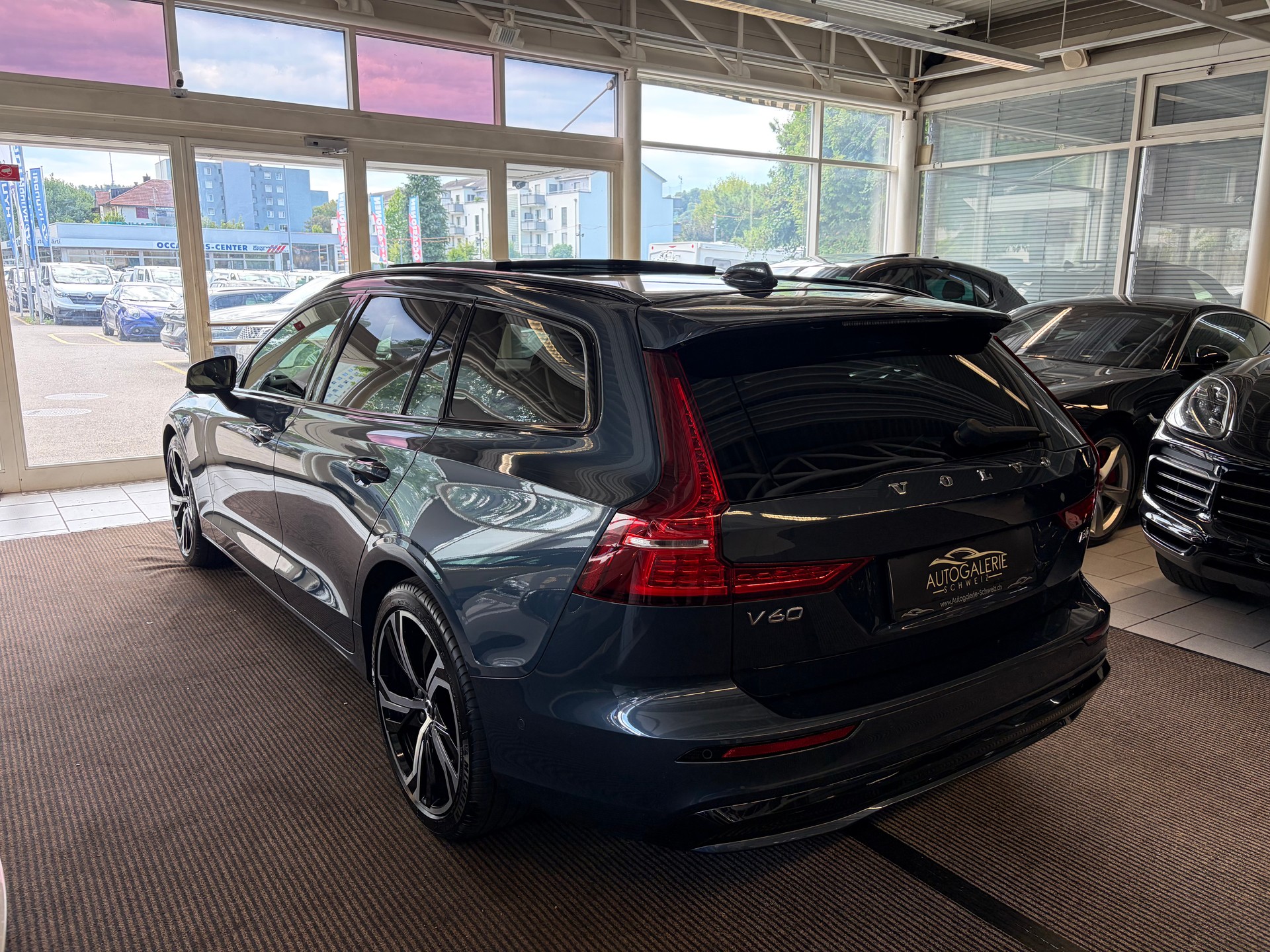 VOLVO V60 B4 Benzin Mild Hybrid Ultra Dark DCT | Sitzklima | B&W Sound | Massage | 360 Kamera | Panorama |-image-10