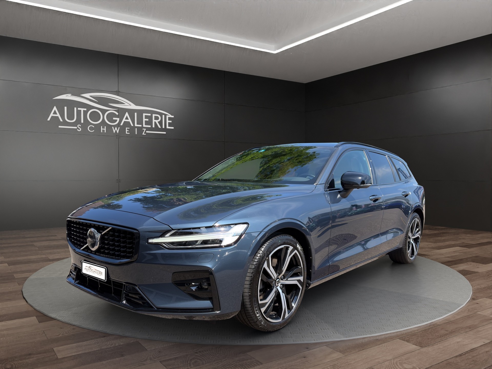 VOLVO V60 B4 Benzin Mild Hybrid Ultra Dark DCT | Sitzklima | B&W Sound | Massage | 360 Kamera | Panorama |-image-0
