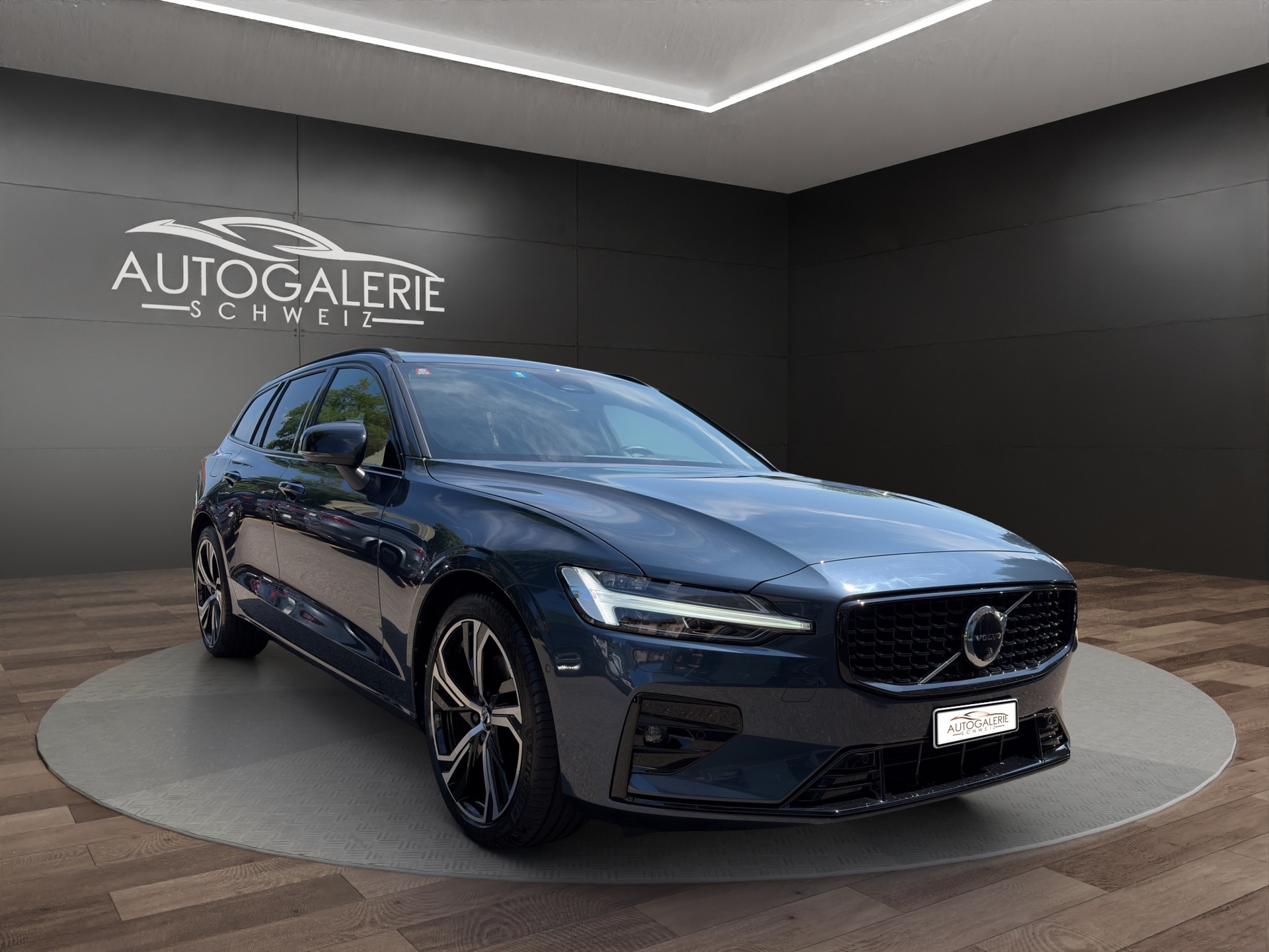 VOLVO V60 B4 Benzin Mild Hybrid Ultra Dark DCT | Sitzklima | B&W Sound | Massage | 360 Kamera | Panorama |-image-6