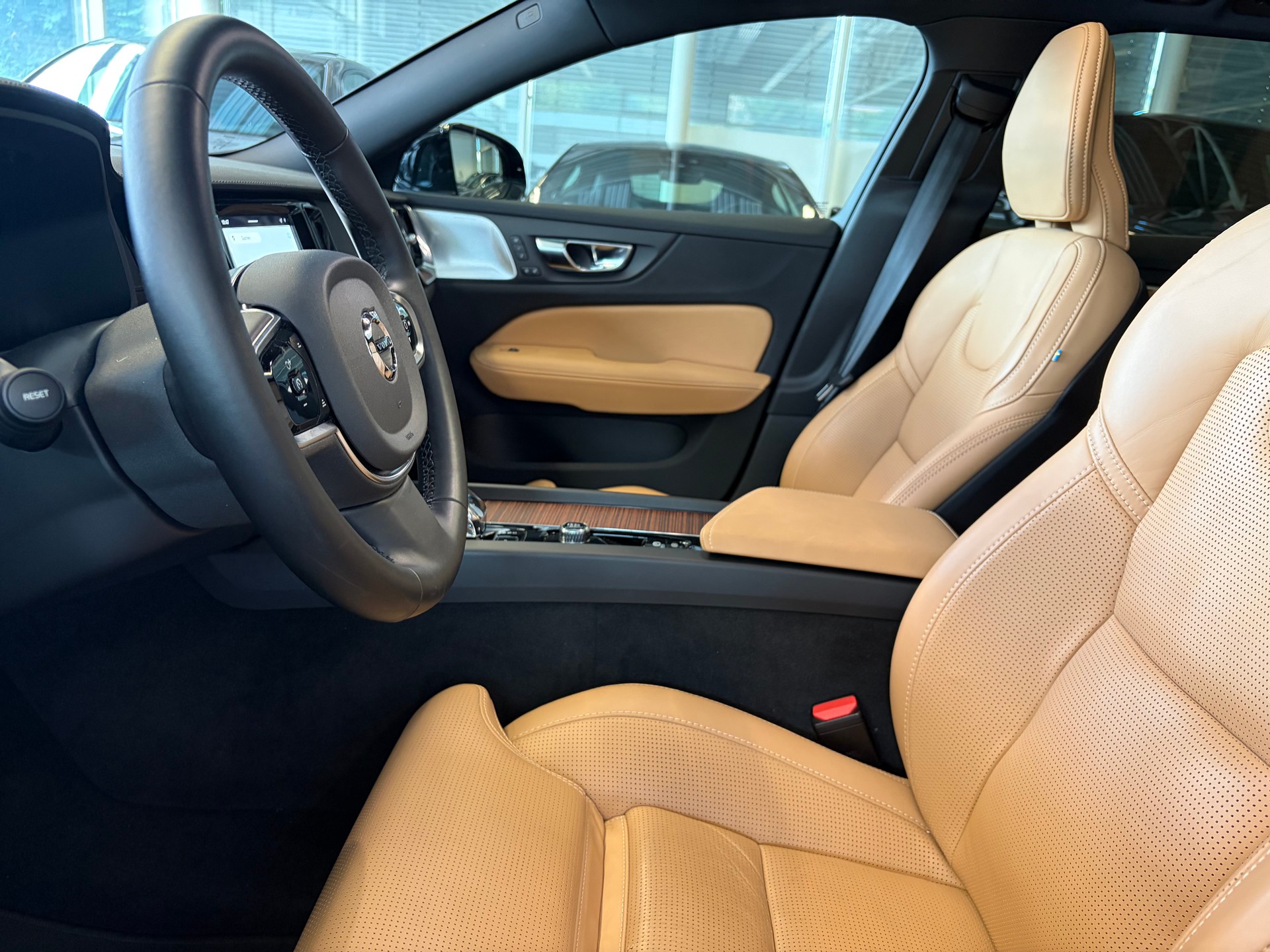 VOLVO V60 B4 Benzin Mild Hybrid Ultra Dark DCT | Sitzklima | B&W Sound | Massage | 360 Kamera | Panorama |-image-11