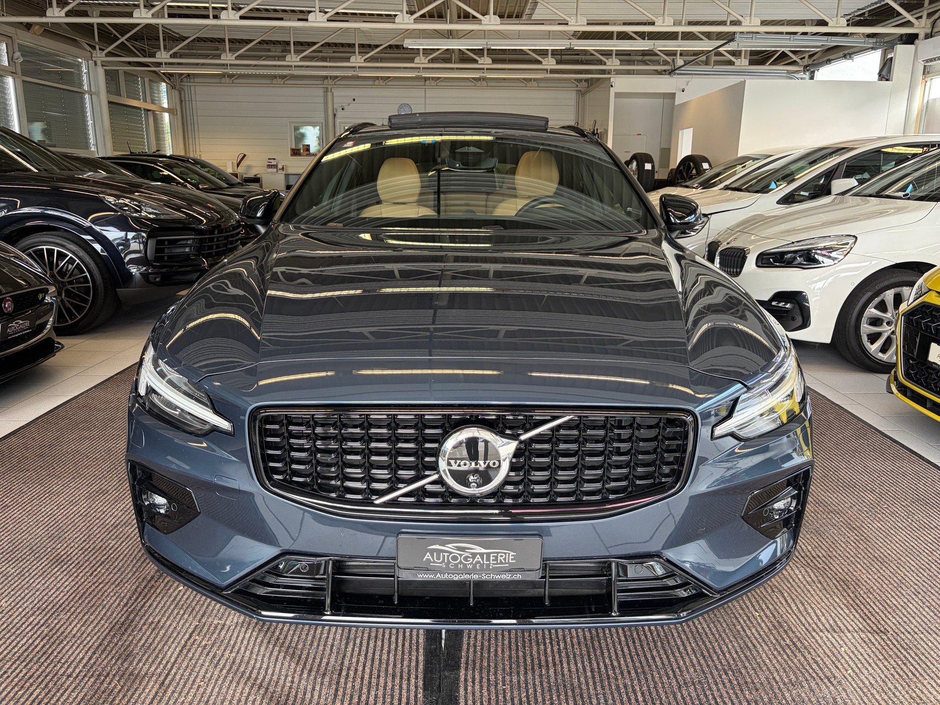 VOLVO V60 B4 Benzin Mild Hybrid Ultra Dark DCT | Sitzklima | B&W Sound | Massage | 360 Kamera | Panorama |-image-34