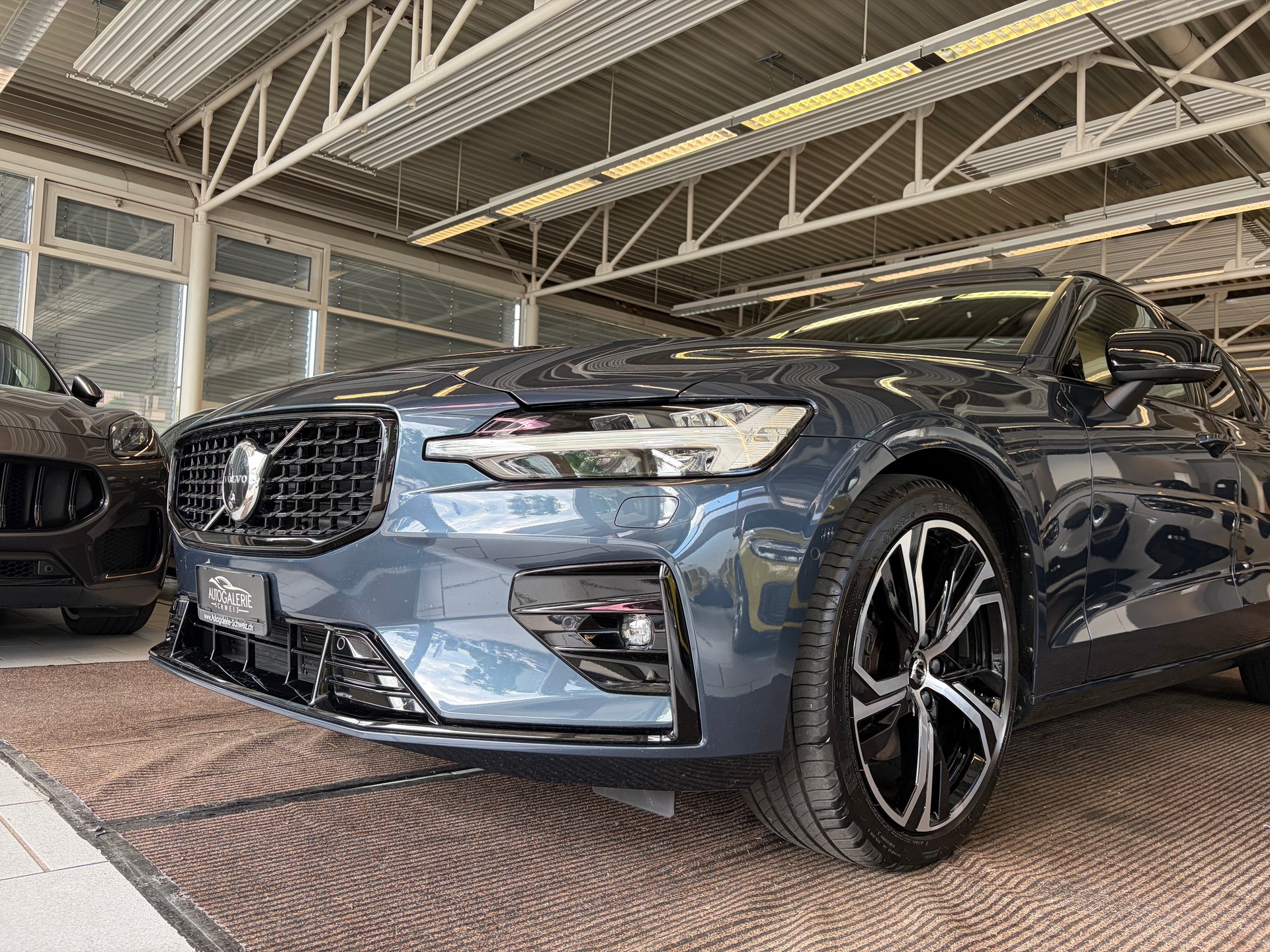 VOLVO V60 B4 Benzin Mild Hybrid Ultra Dark DCT | Sitzklima | B&W Sound | Massage | 360 Kamera | Panorama |-image-35