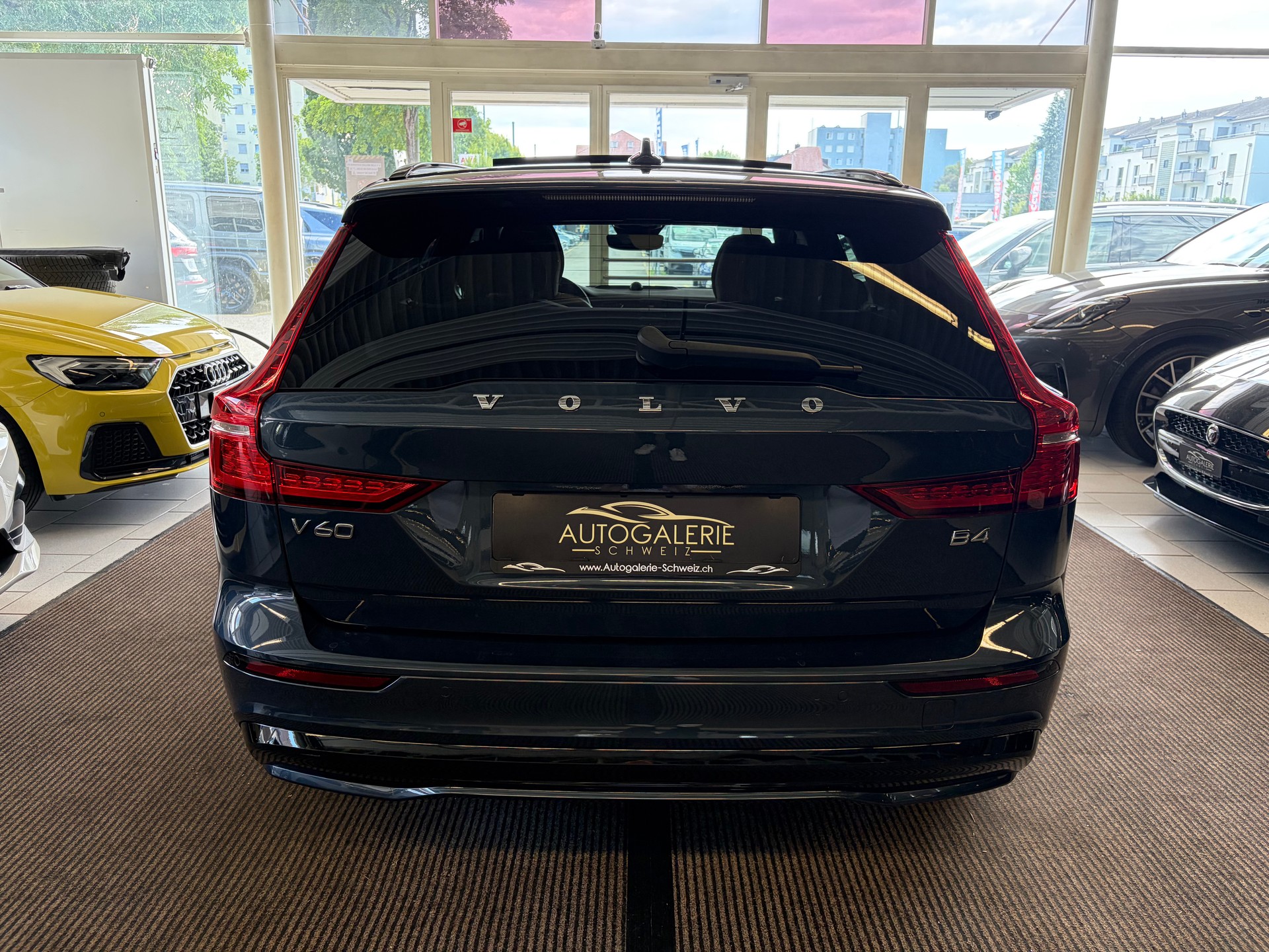 VOLVO V60 B4 Benzin Mild Hybrid Ultra Dark DCT | Sitzklima | B&W Sound | Massage | 360 Kamera | Panorama |-image-23