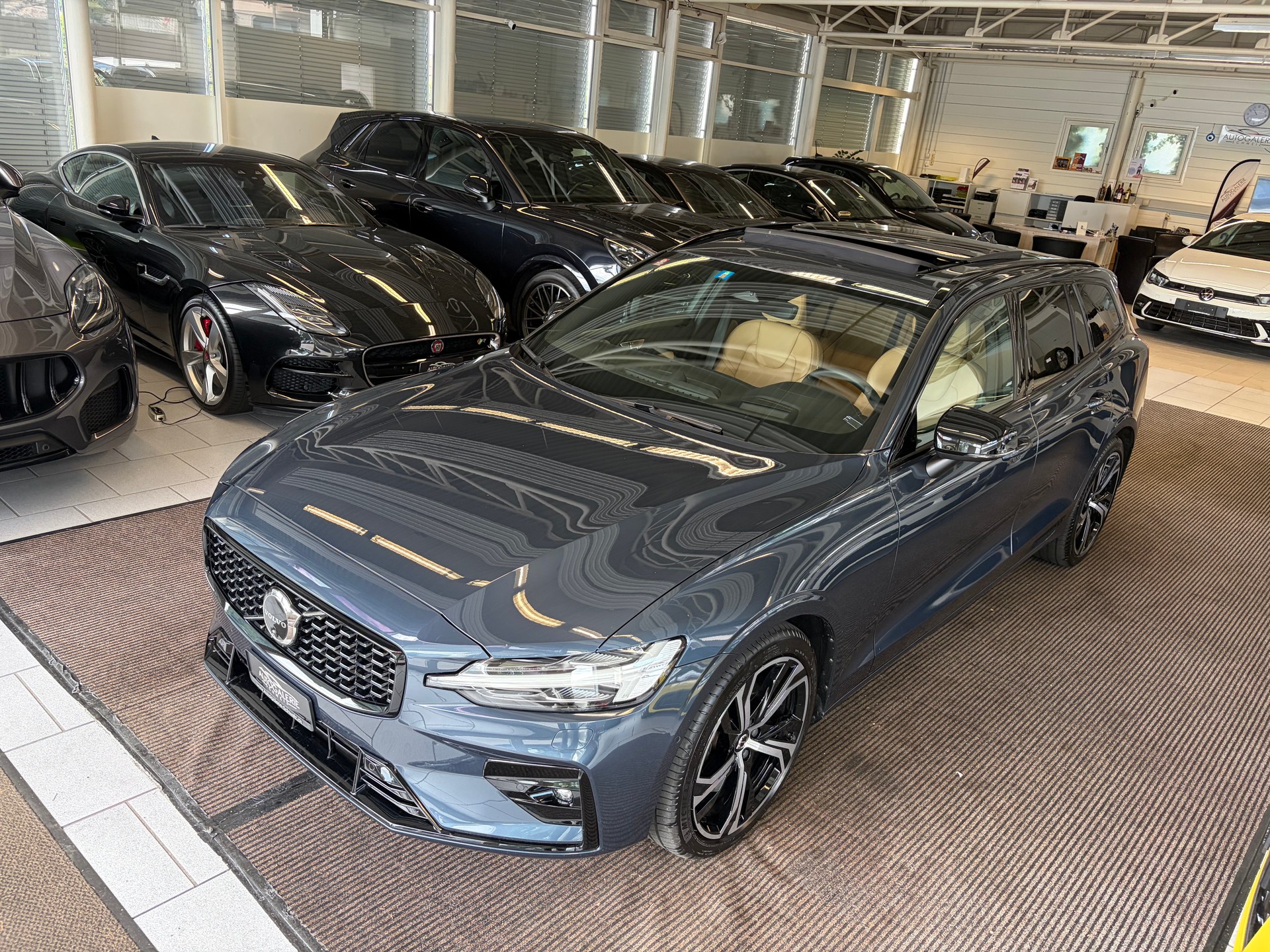 VOLVO V60 B4 Benzin Mild Hybrid Ultra Dark DCT | Sitzklima | B&W Sound | Massage | 360 Kamera | Panorama |-image-36