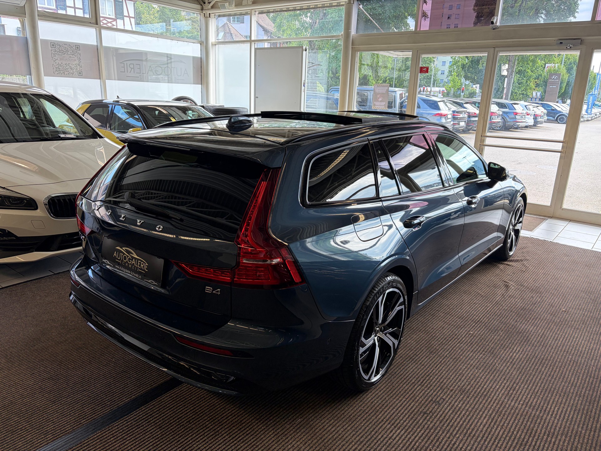 VOLVO V60 B4 Benzin Mild Hybrid Ultra Dark DCT | Sitzklima | B&W Sound | Massage | 360 Kamera | Panorama |-image-28