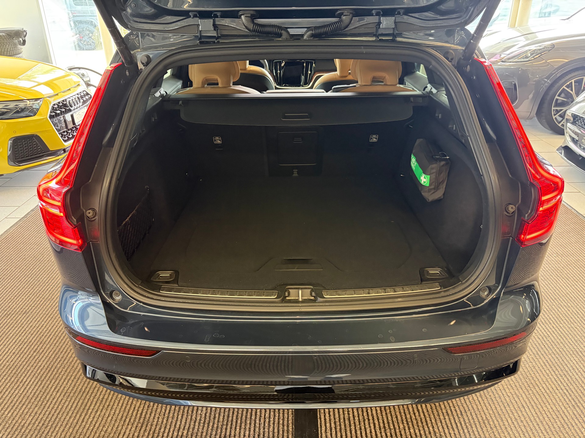 VOLVO V60 B4 Benzin Mild Hybrid Ultra Dark DCT | Sitzklima | B&W Sound | Massage | 360 Kamera | Panorama |-image-24
