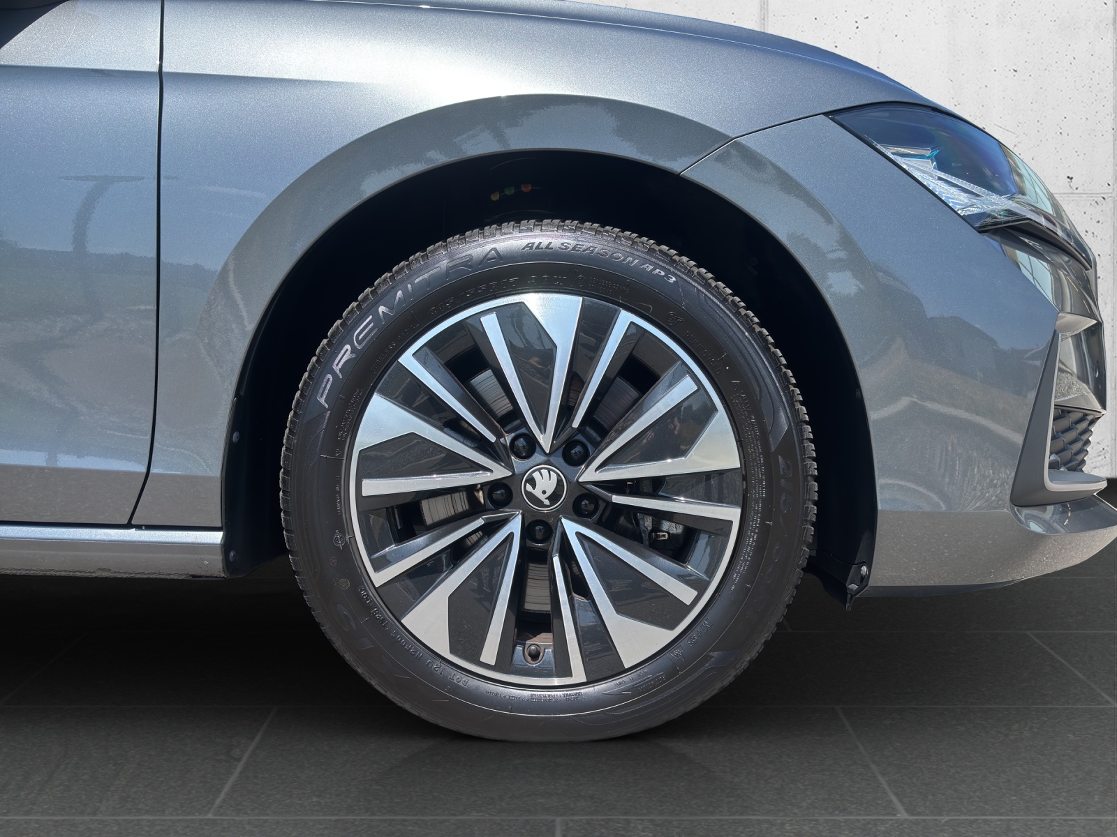 SKODA New Superb Combi 2.0 TSI Selection 4x4 DSG mit AHK & fortl. Werksgarantie-image-11