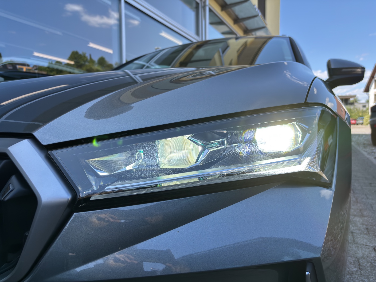 SKODA New Superb Combi 2.0 TSI Selection 4x4 DSG mit AHK & fortl. Werksgarantie-image-10