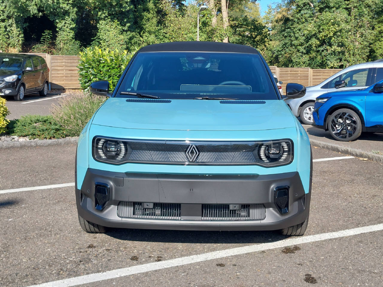 RENAULT R4 E-Tech Comfort Range plein sud iconic-image-1