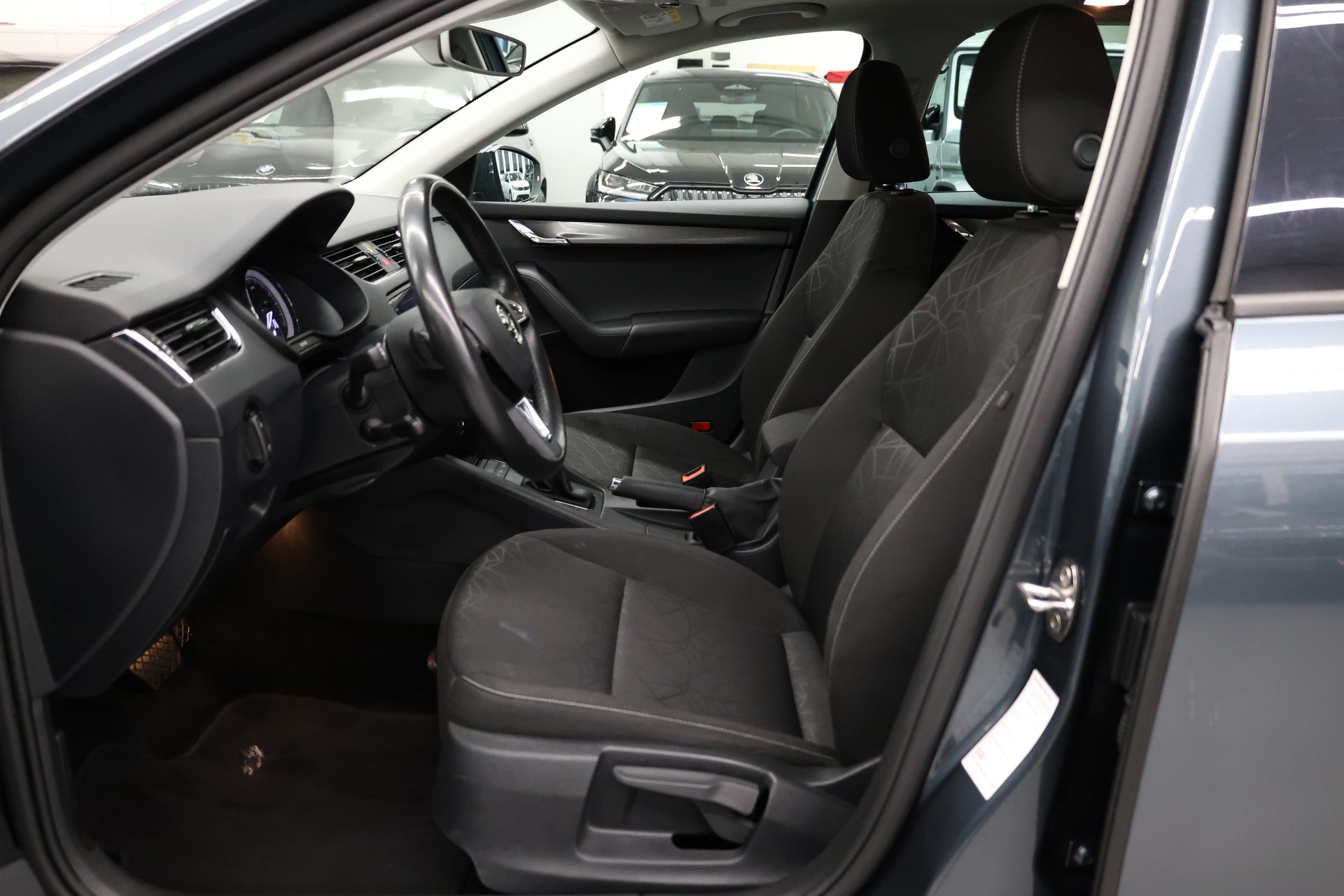 SKODA Octavia Combi 2.0 TDI 150 Ambition DSG-image-13