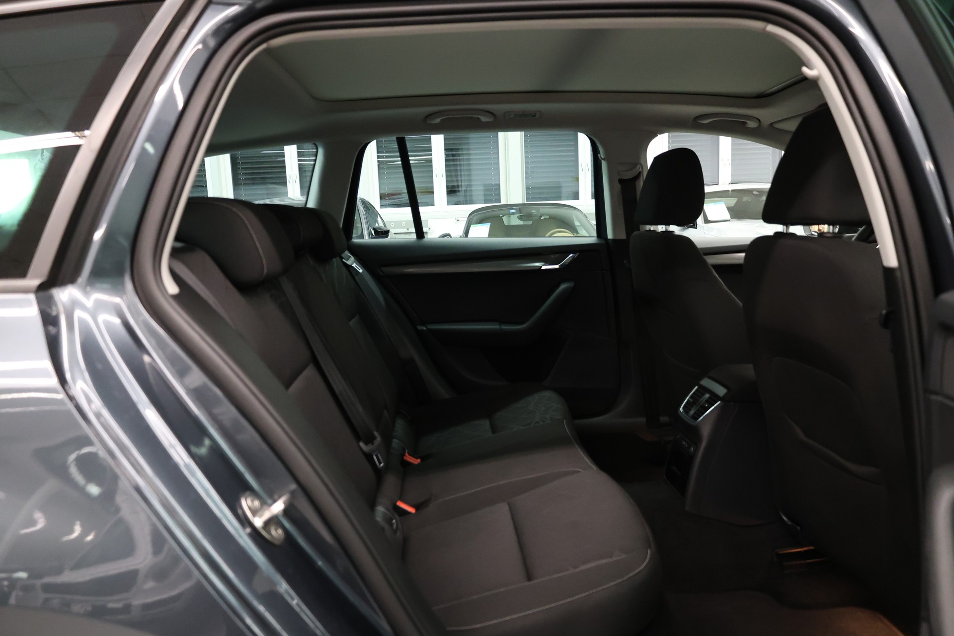 SKODA Octavia Combi 2.0 TDI 150 Ambition DSG-image-23