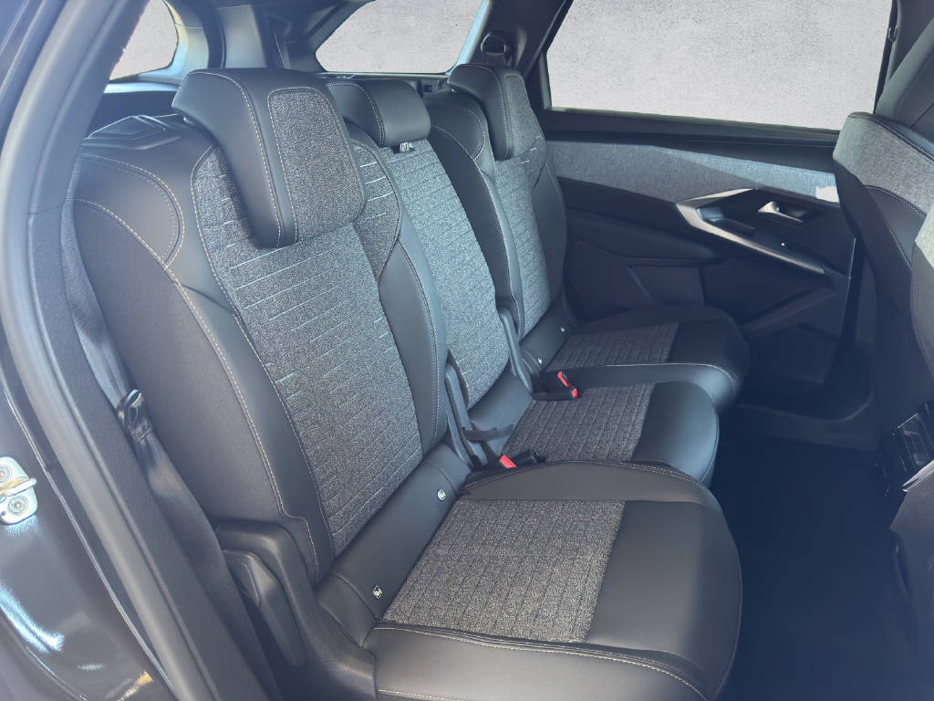 PEUGEOT 5008 1.2 Hybrid Allure Premium-image-12