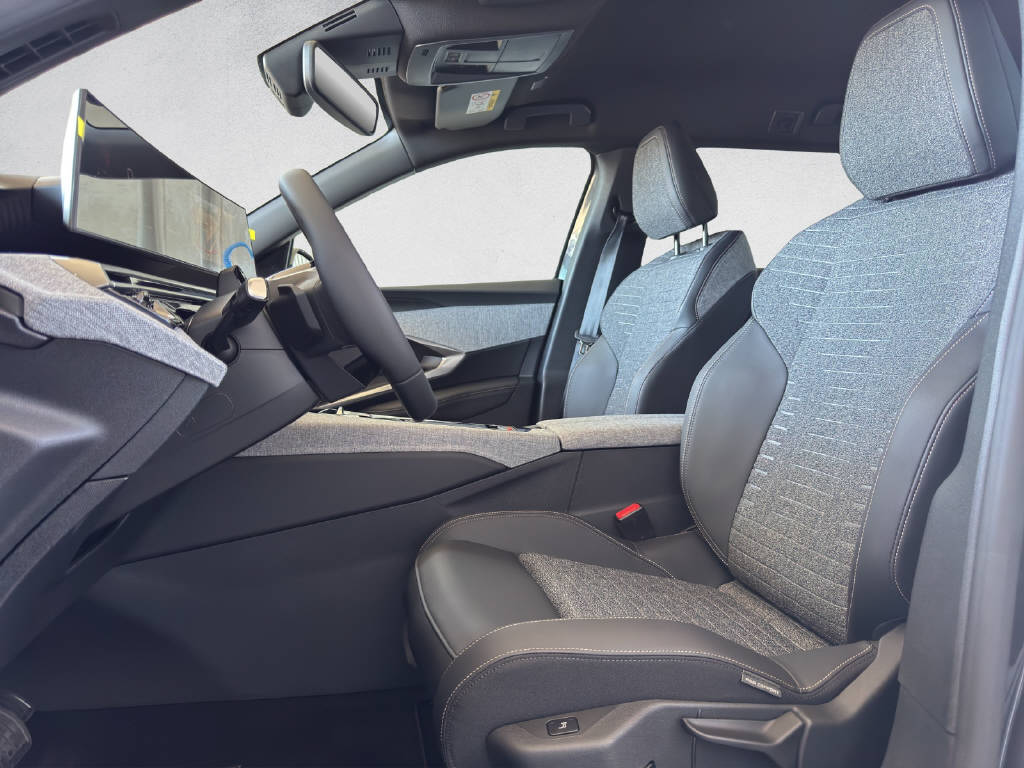 PEUGEOT 5008 1.2 Hybrid Allure Premium-image-9